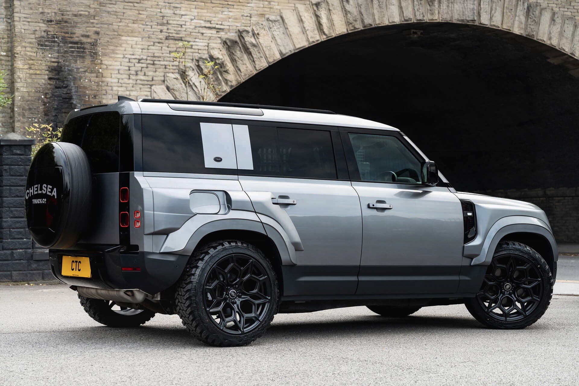 Land Rover Defender 110 7 Seat Gallery Image