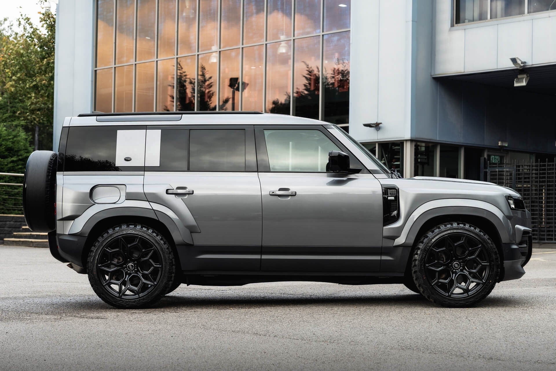 Land Rover Defender 110 7 Seat Gallery Image