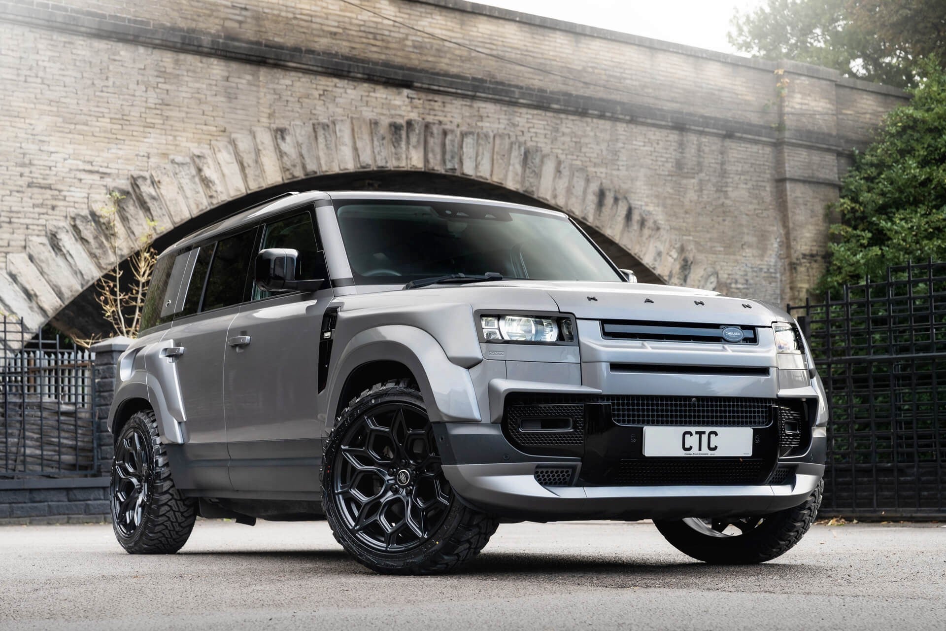 Land Rover Defender 110 7 Seat Gallery Image