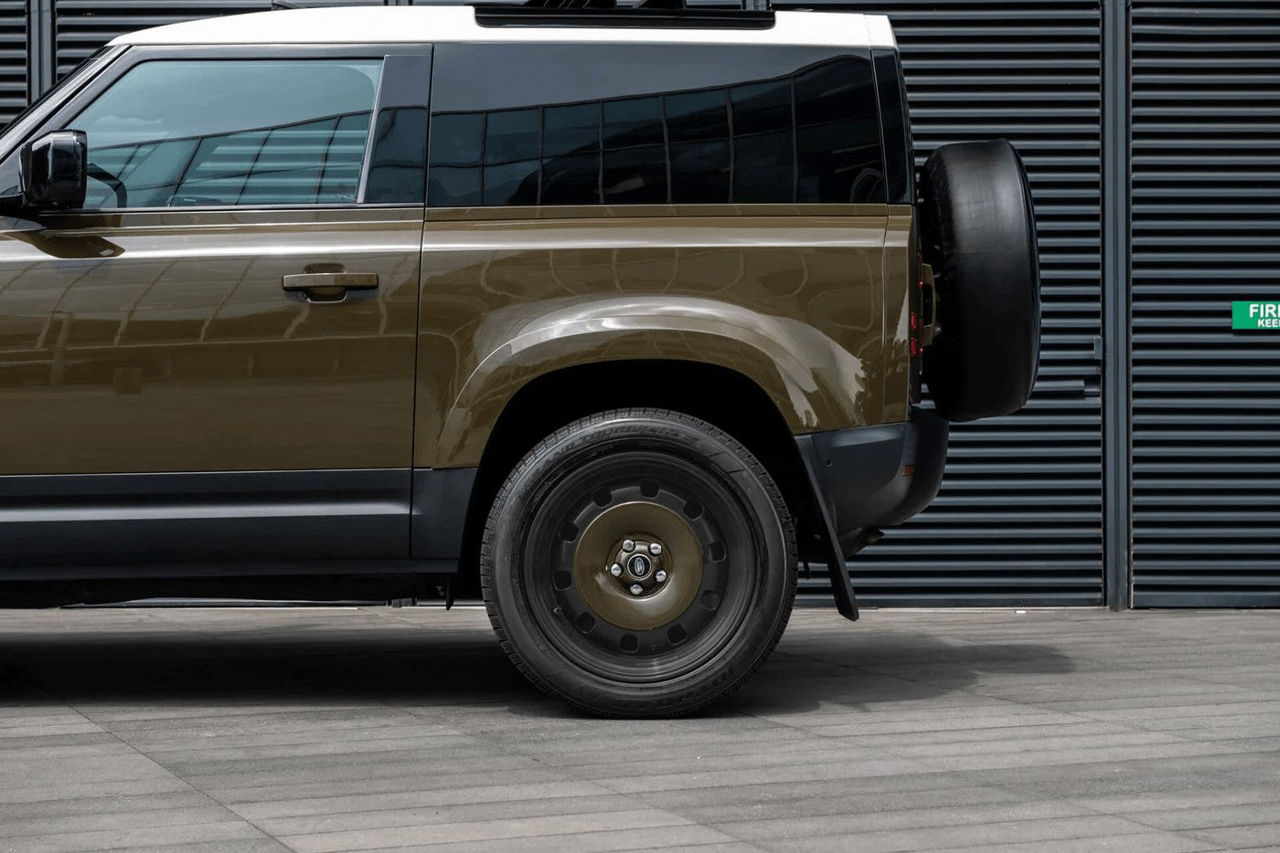 Land Rover Defender 90 P300