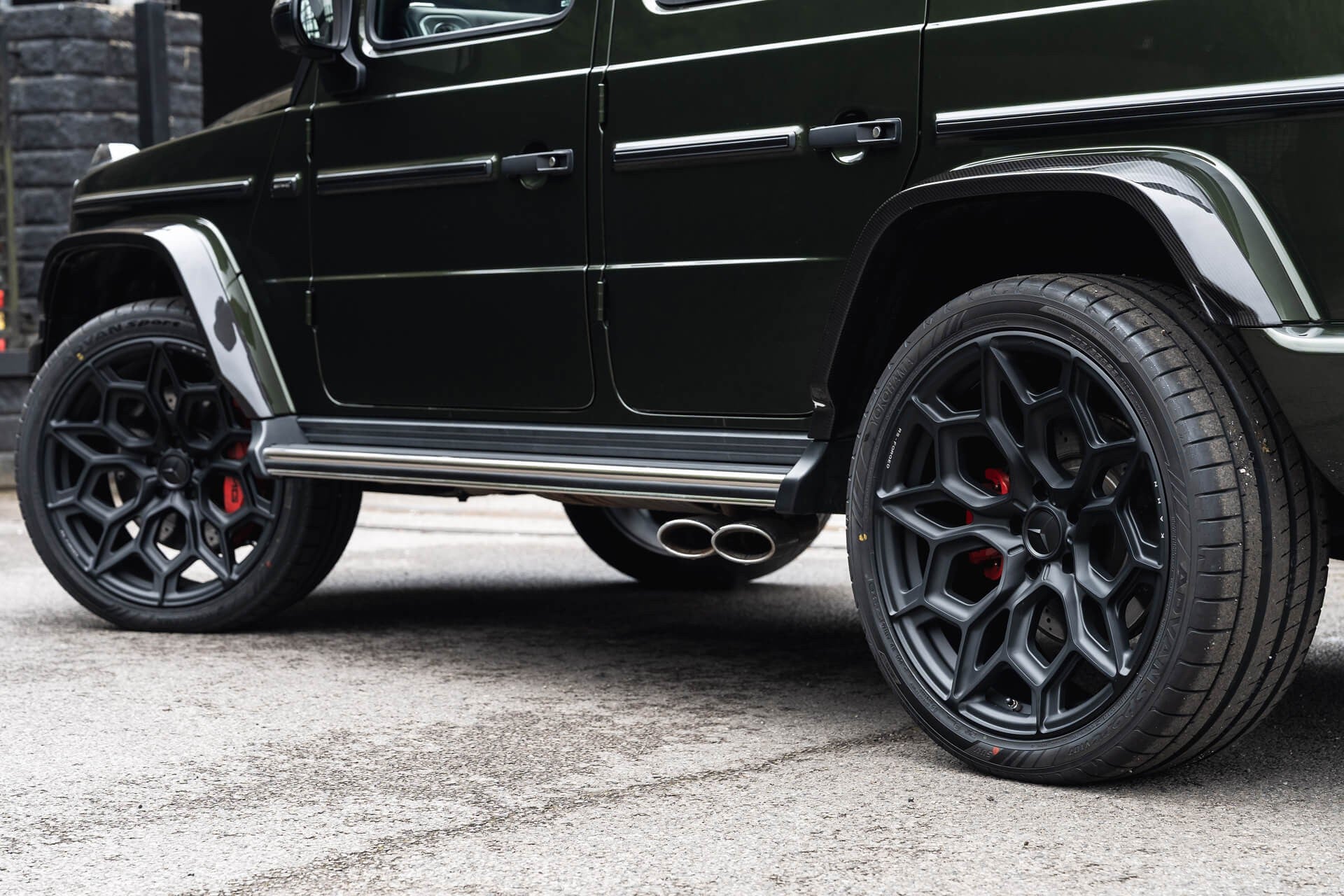 Mercedes-Benz G63 AMG V8 4.0 (AMG Night Package) Gallery Image