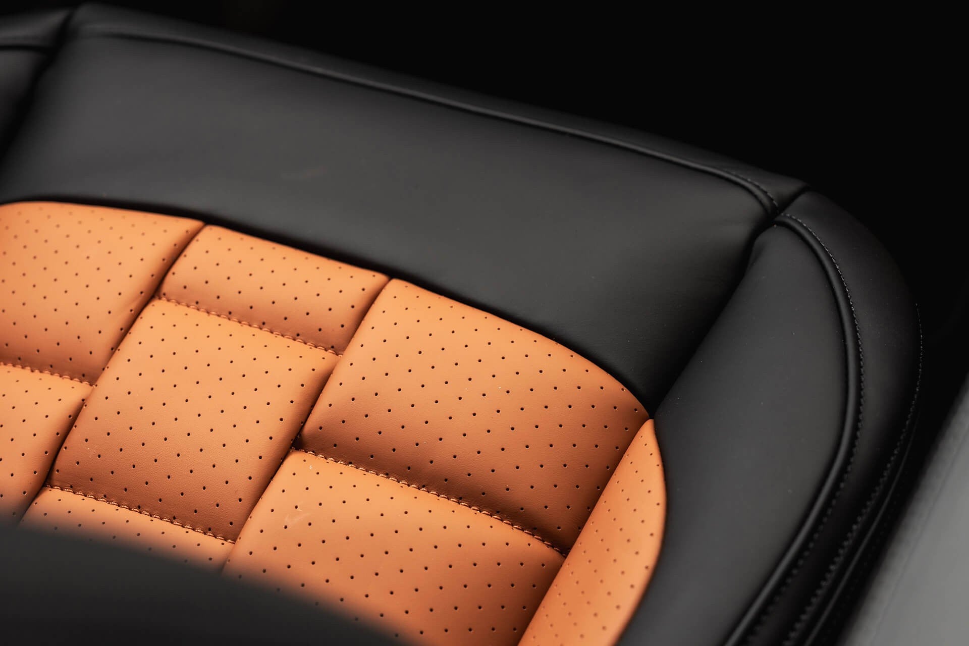 Mercedes-Benz G63 AMG V8 4.0 (AMG Night Package) Gallery Image
