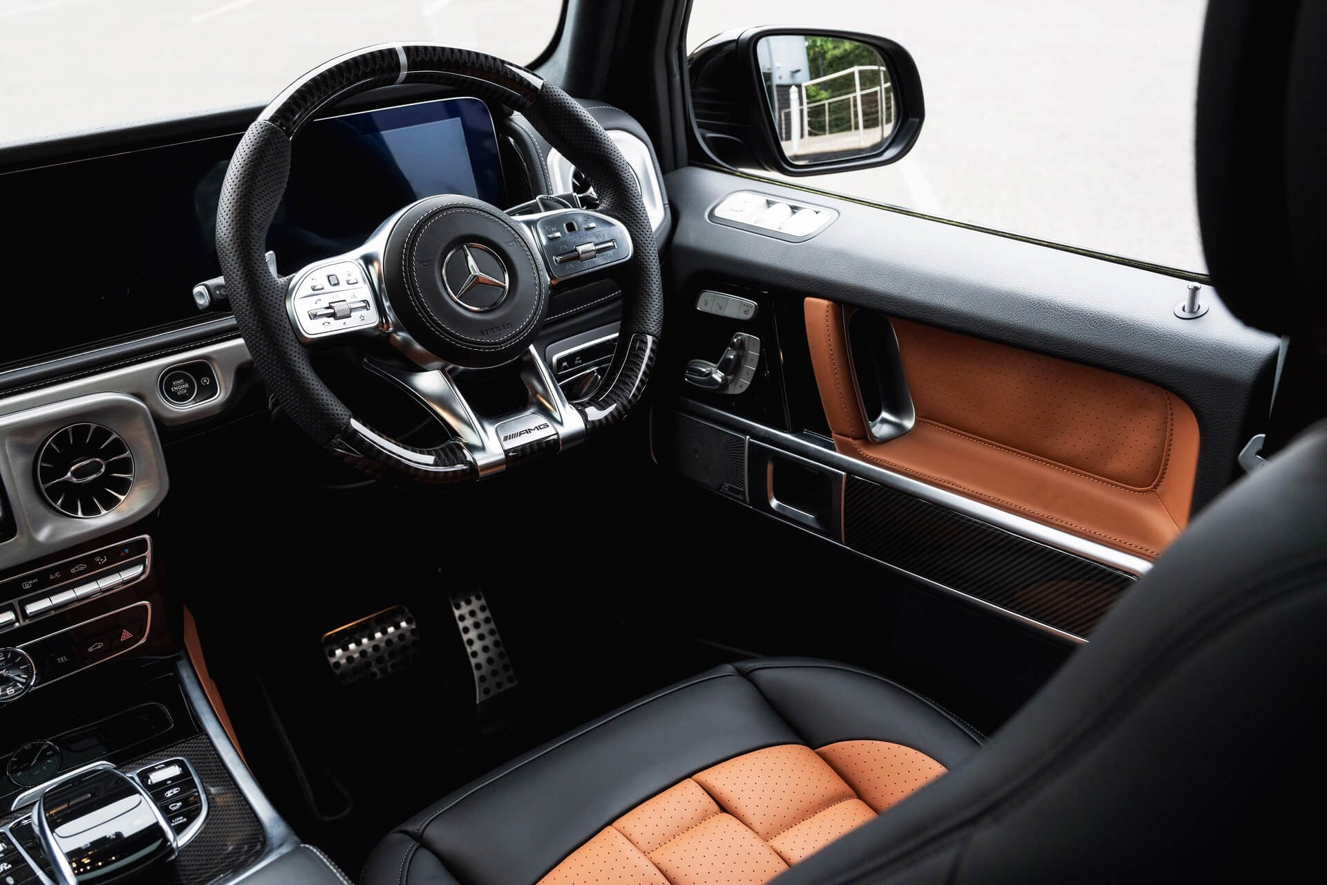 Mercedes-Benz G63 AMG V8 4.0 (AMG Night Package) Gallery Image