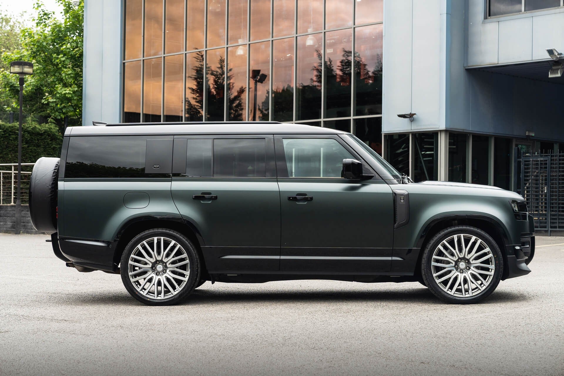 Land Rover Defender 130 P300 HSE (8 Seater) Gallery Image