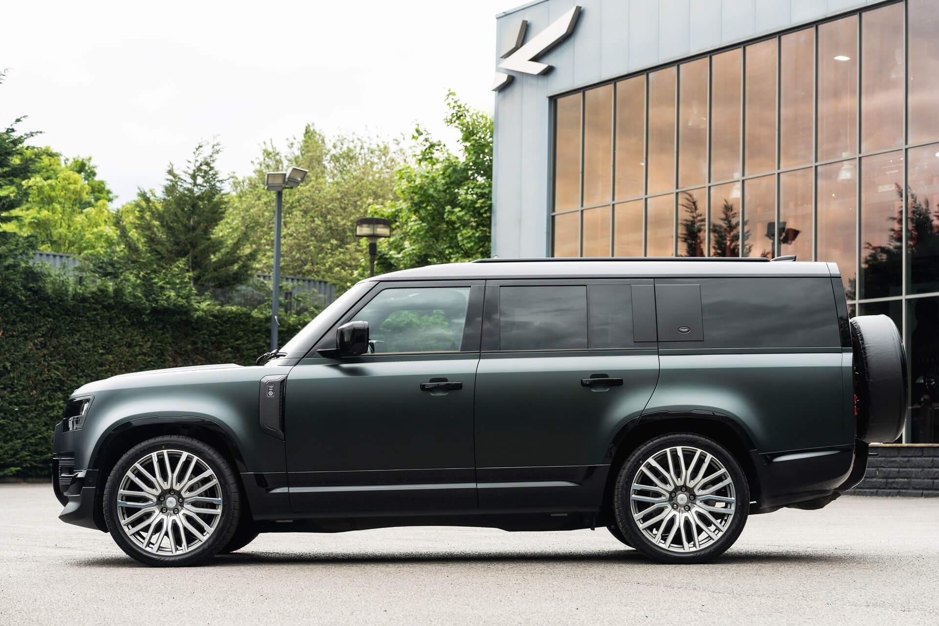 Land Rover Defender 130 P300 HSE (8 Seater) Gallery Image