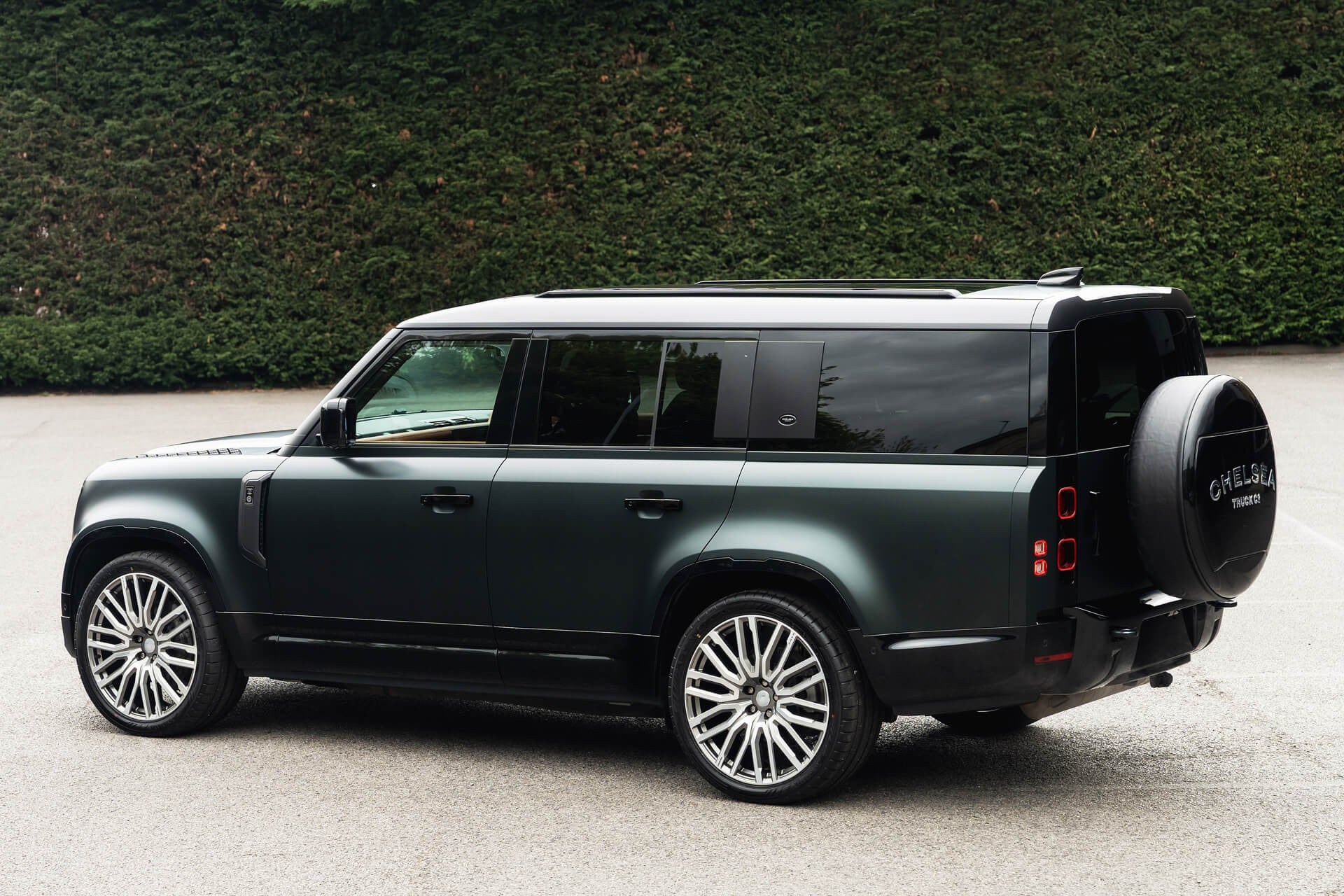 Land Rover Defender 130 P300 HSE (8 Seater) Gallery Image