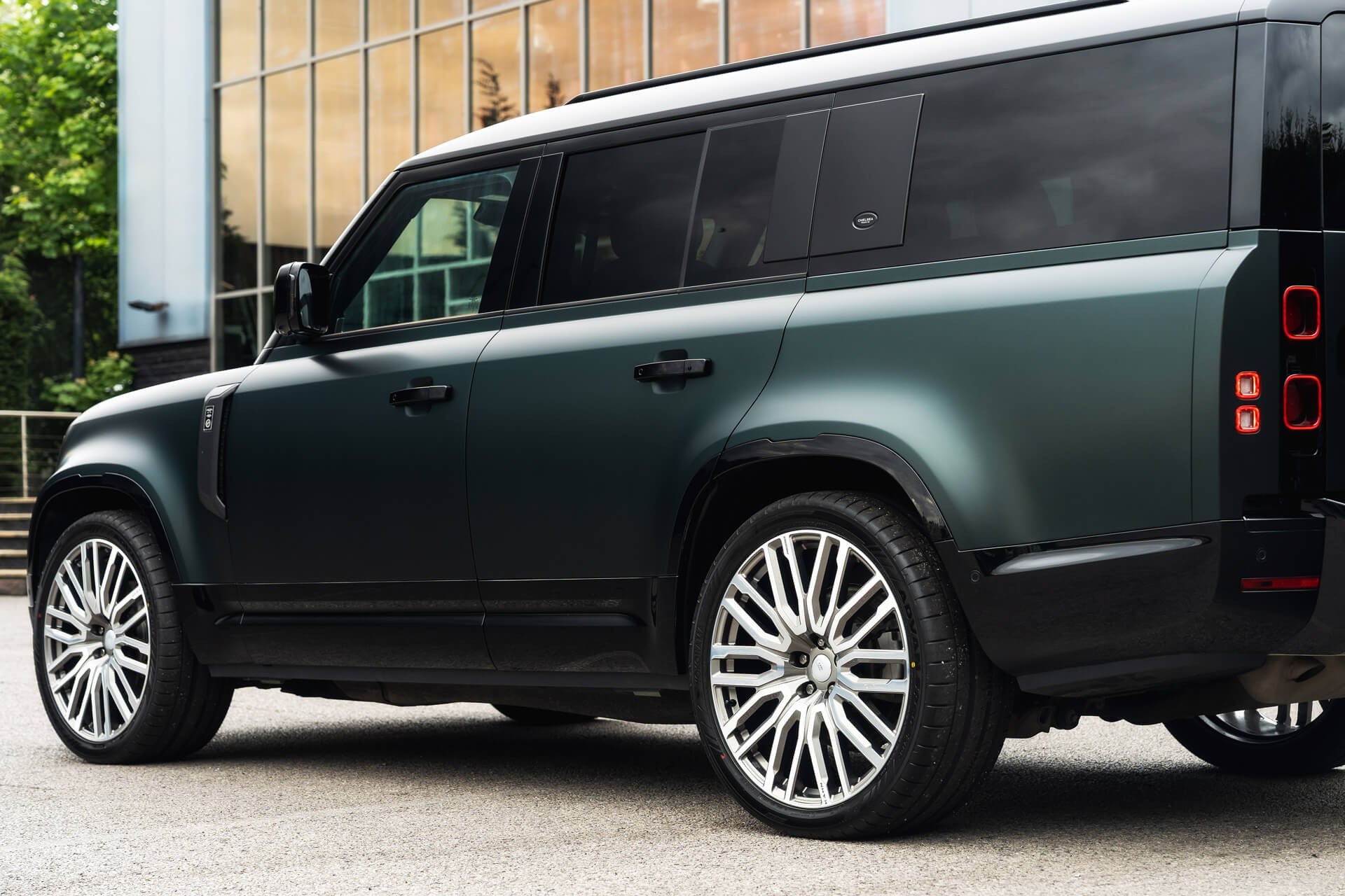 Land Rover Defender 130 P300 HSE (8 Seater) Gallery Image