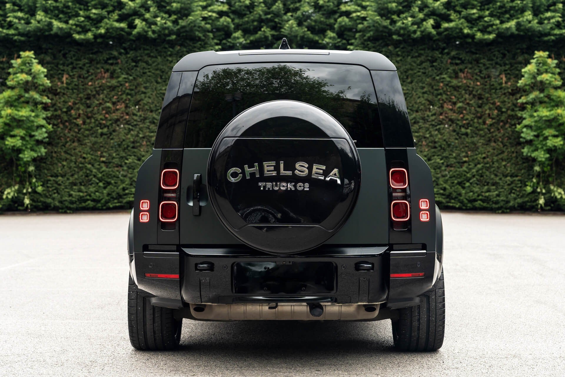 Land Rover Defender 130 P300 HSE (8 Seater) Gallery Image