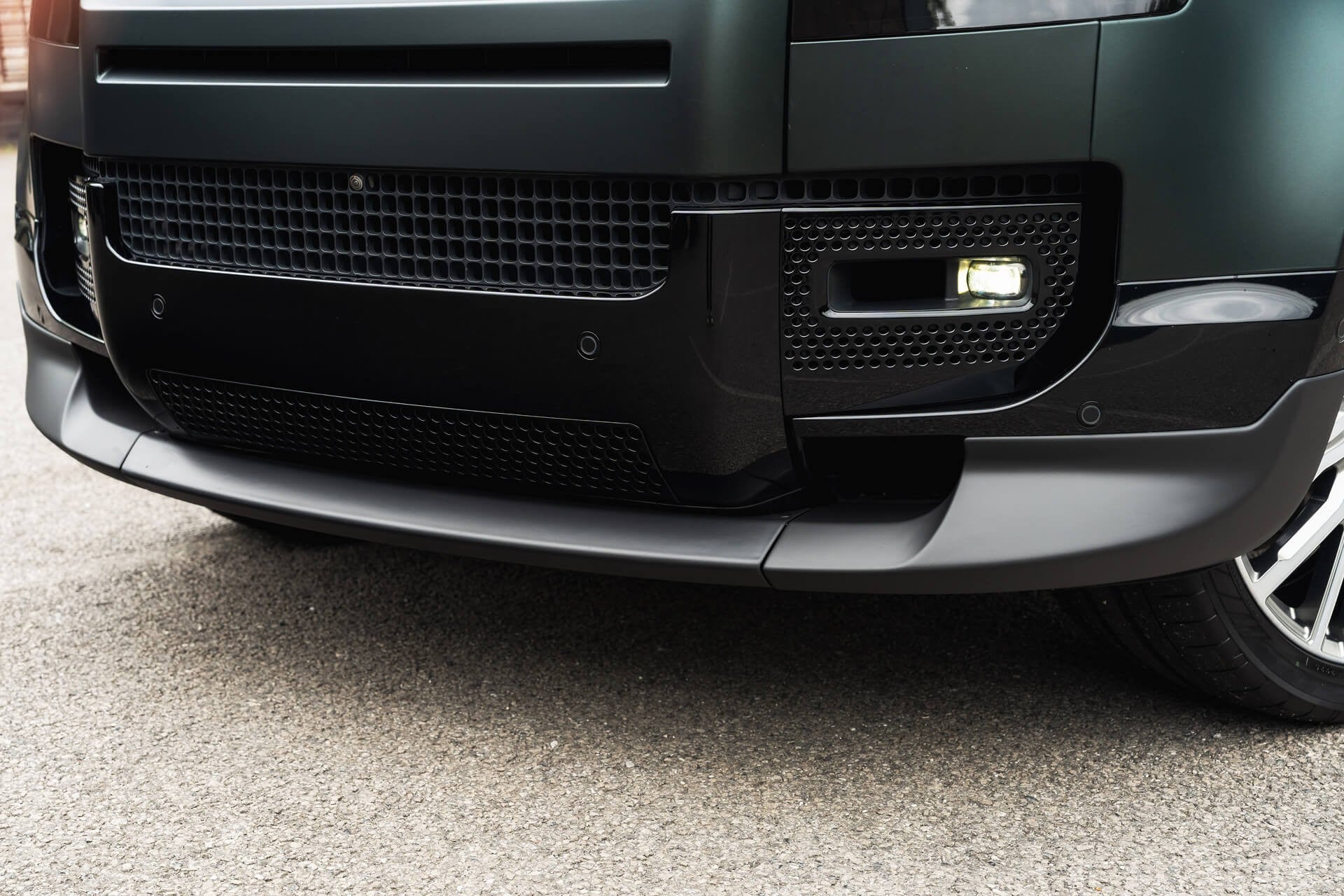 Land Rover Defender 130 P300 HSE (8 Seater) Gallery Image