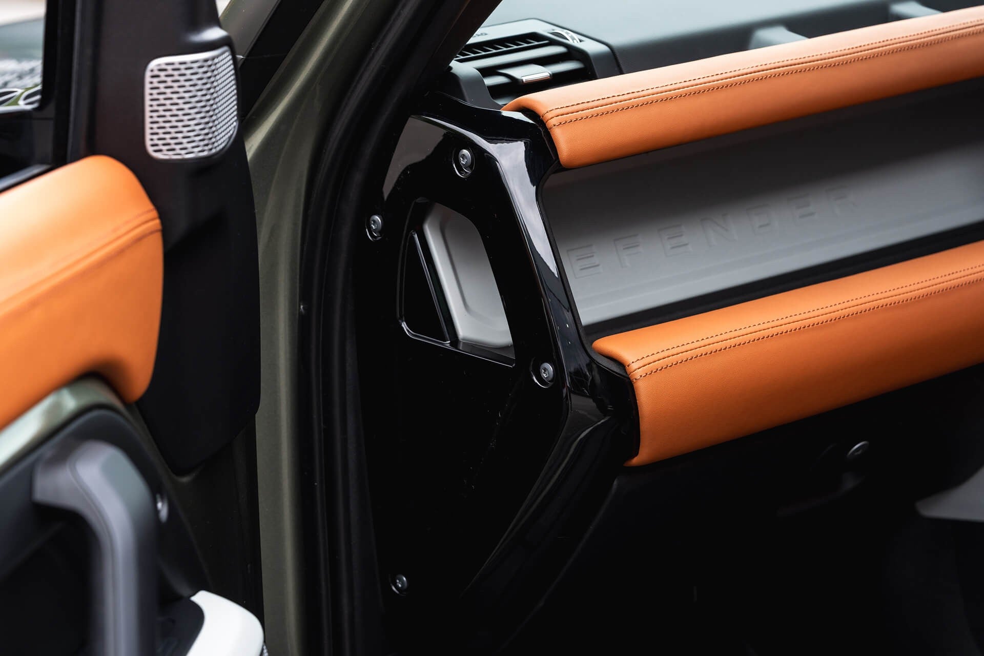 Land Rover Defender 130 P300 HSE (8 Seater) Gallery Image