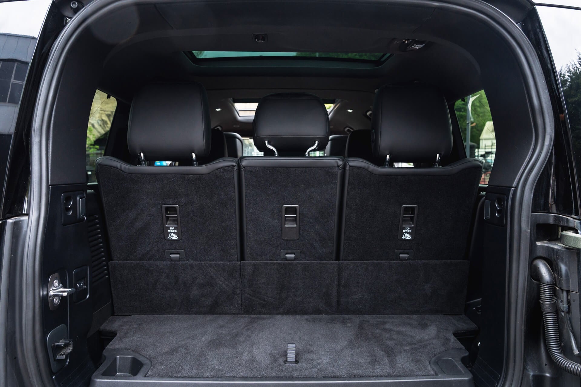 Land Rover Defender 130 P300 HSE (8 Seater) Gallery Image