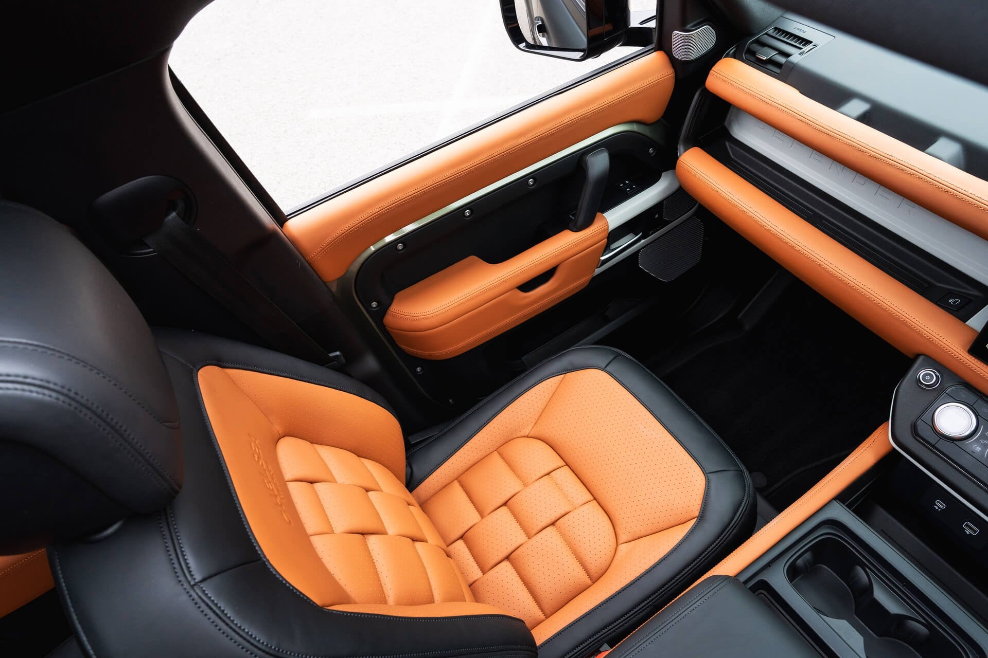 Land Rover Defender 130 P300 HSE (8 Seater) Gallery Image