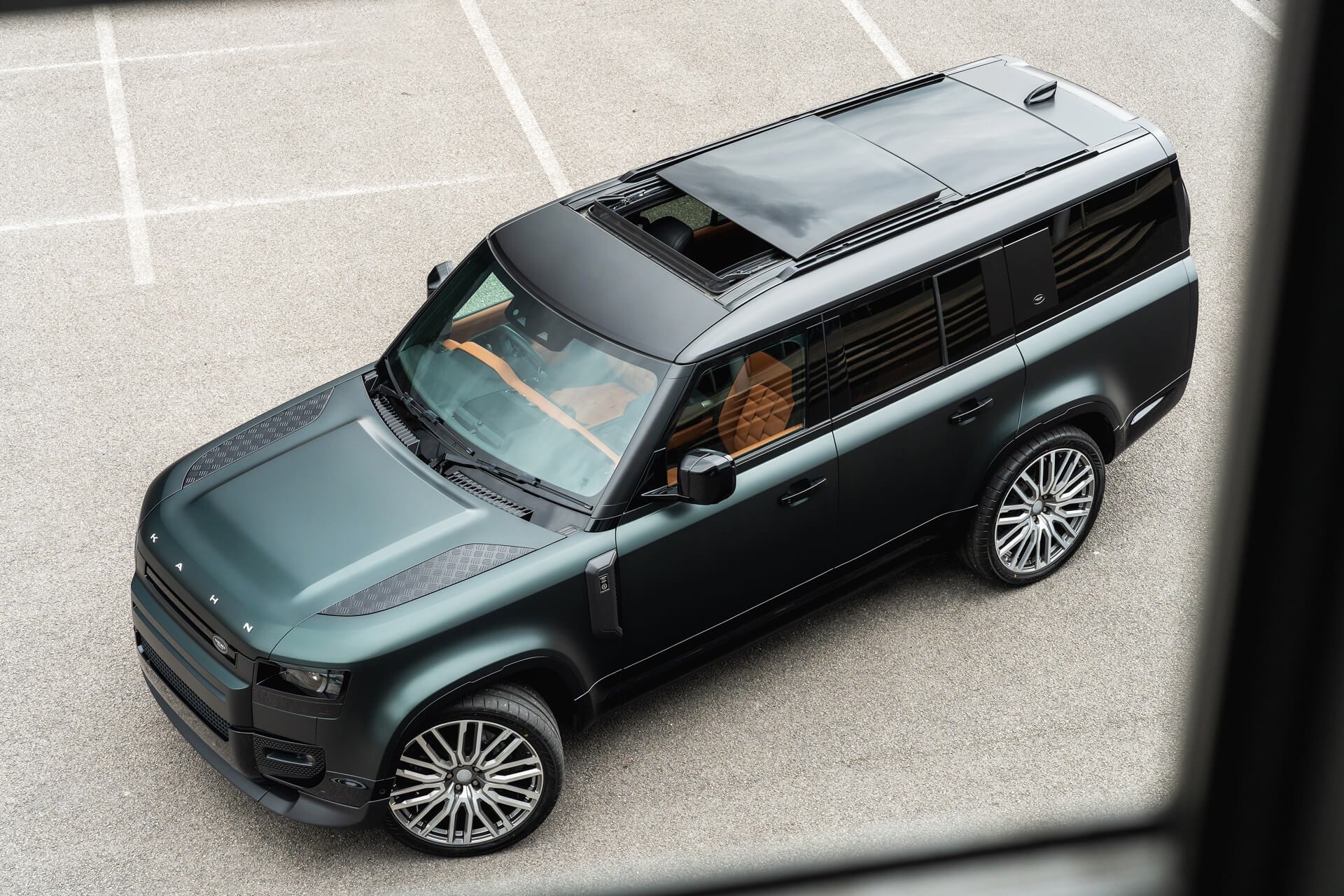 Land Rover Defender 130 P300 HSE (8 Seater) Gallery Image