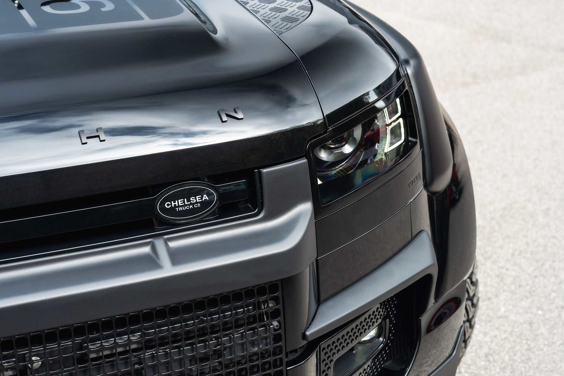 Land Rover Defender 90 P425 V8 X Gallery Image