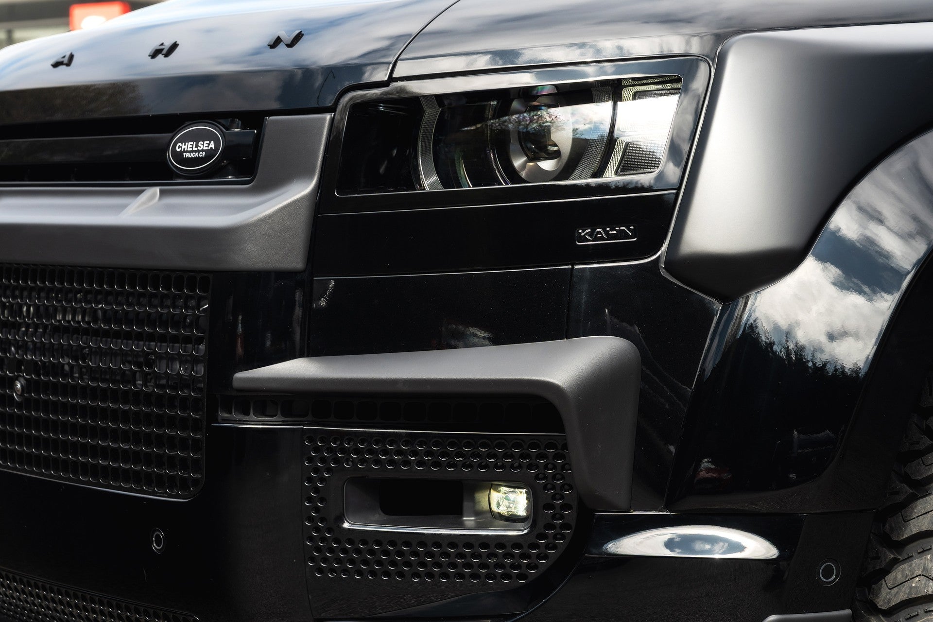 Land Rover Defender 90 P425 V8 X Gallery Image