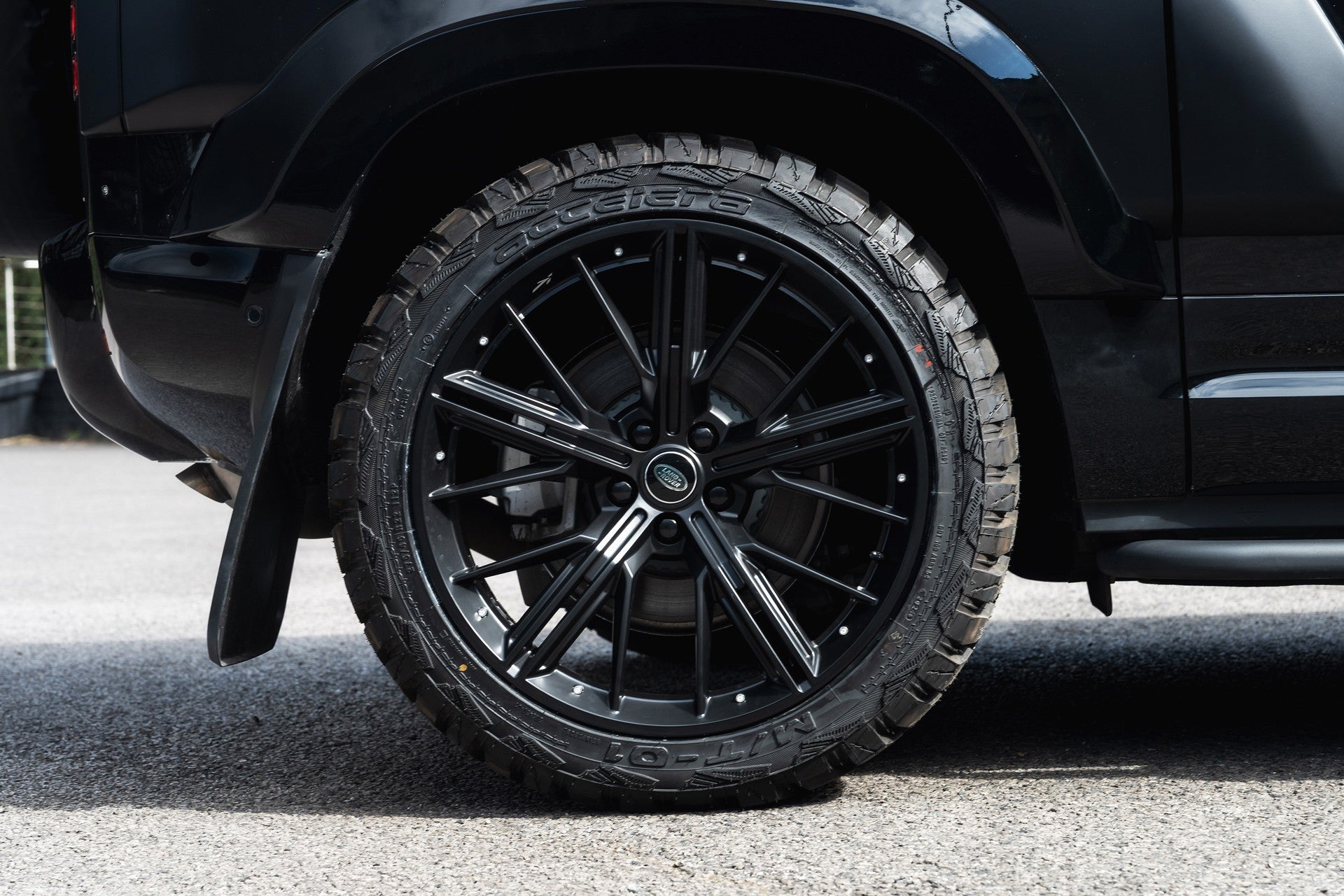 Land Rover Defender 90 P425 V8 X Gallery Image
