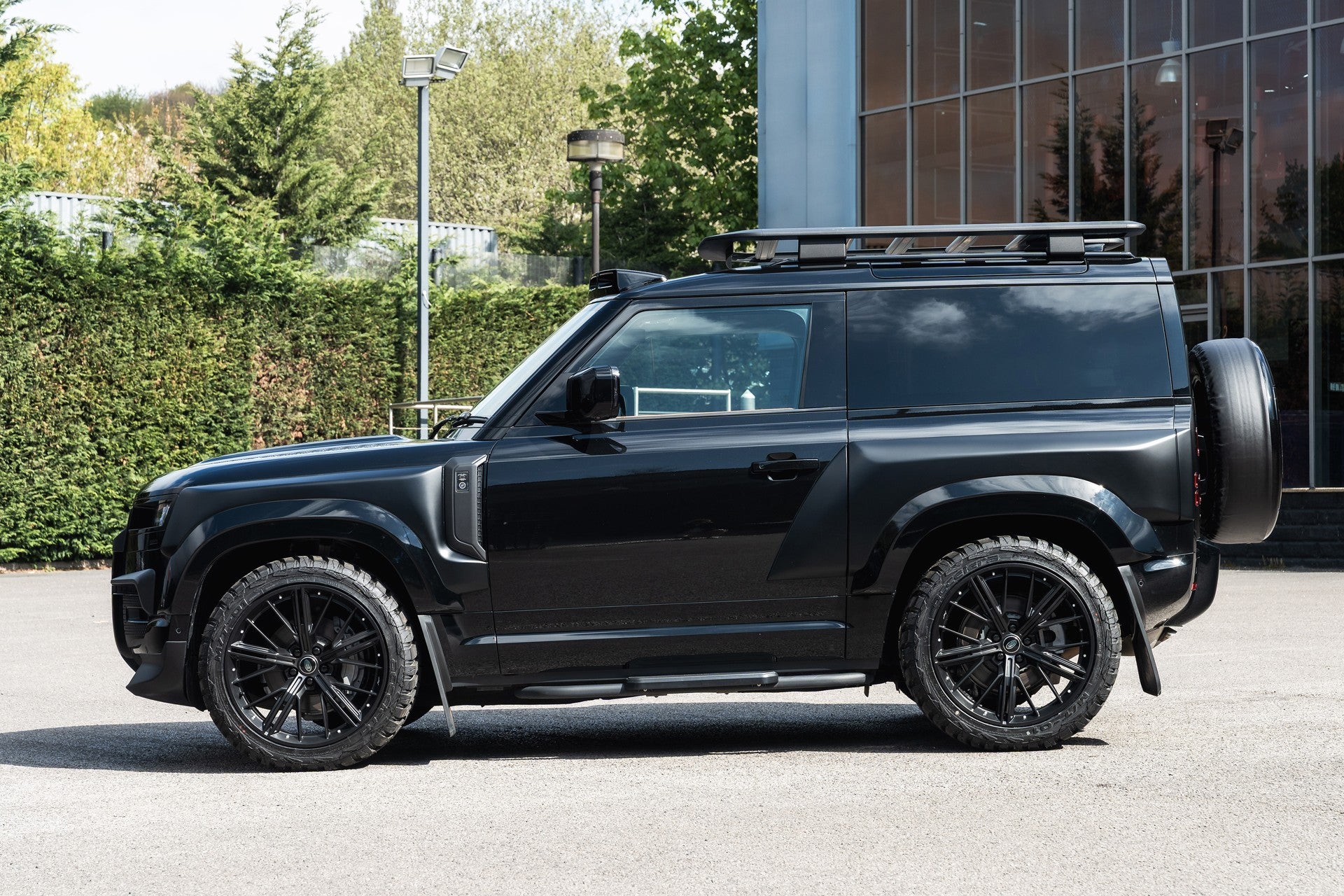 Land Rover Defender 90 P425 V8 X Gallery Image