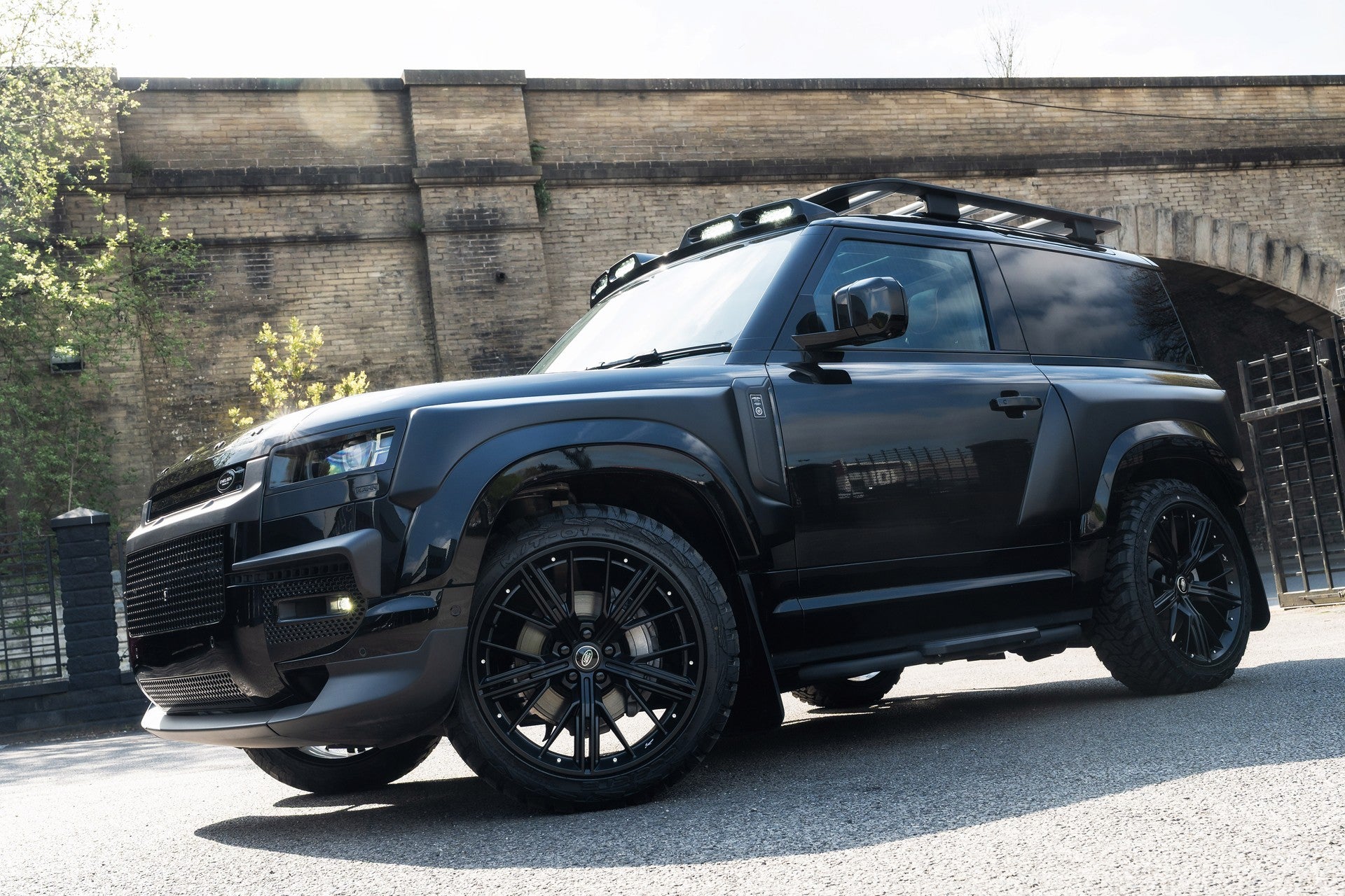 Land Rover Defender 90 P425 V8 X Gallery Image