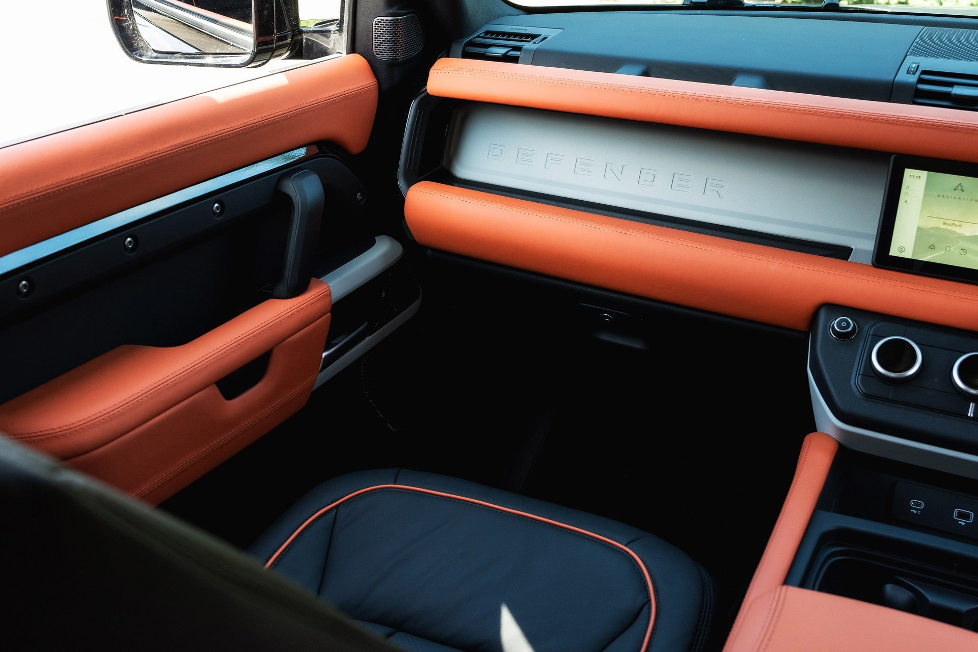 Land Rover Defender 90 P425 V8 X Gallery Image