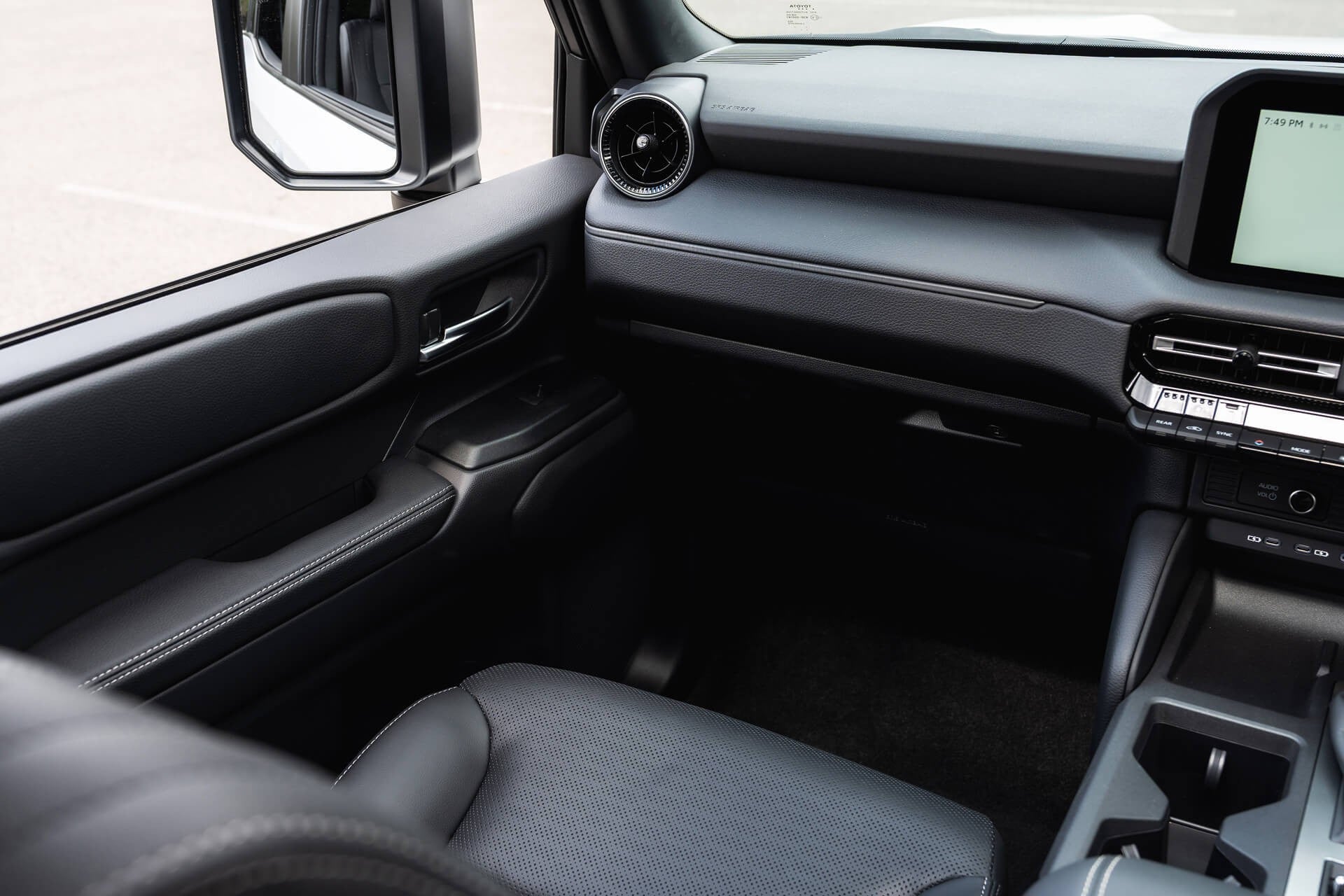 Toyota Land Cruiser 250 VX 2.7 Automatic Gallery Image