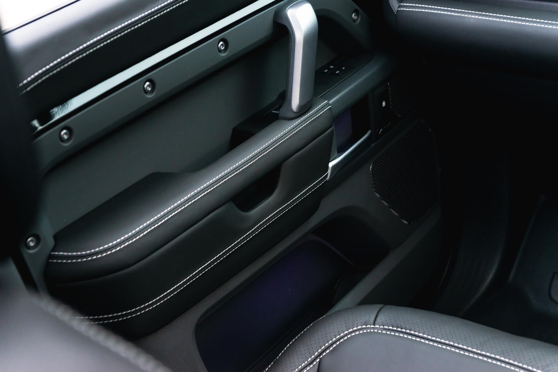 Land Rover Defender 110 P300 X-Dynamic HSE Gallery Image