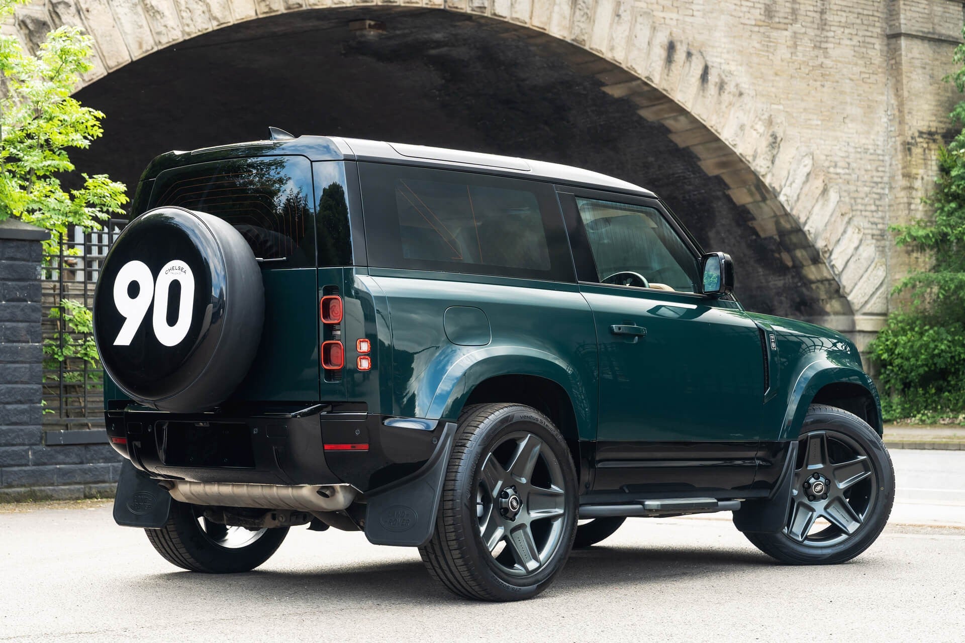 Land Rover Defender 90 P300SE - Heritage Gallery Image