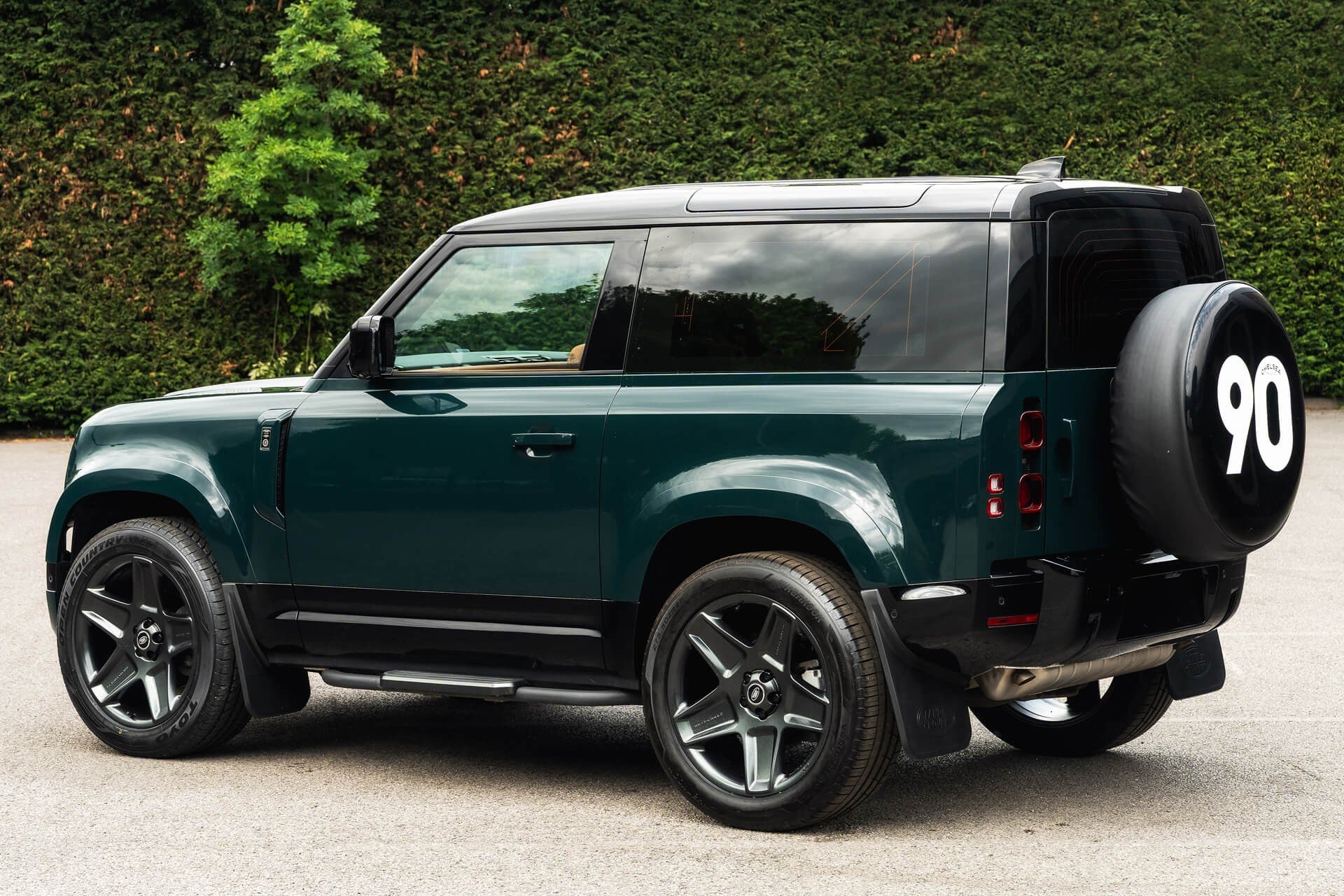Land Rover Defender 90 P300SE - Heritage Gallery Image