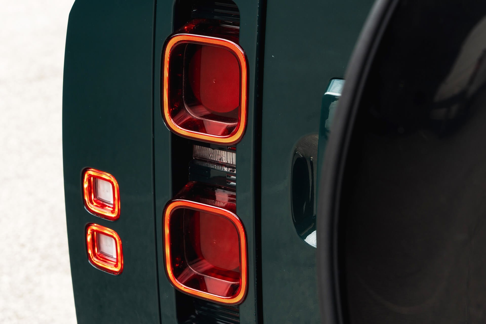 Land Rover Defender 90 P300SE - Heritage Gallery Image