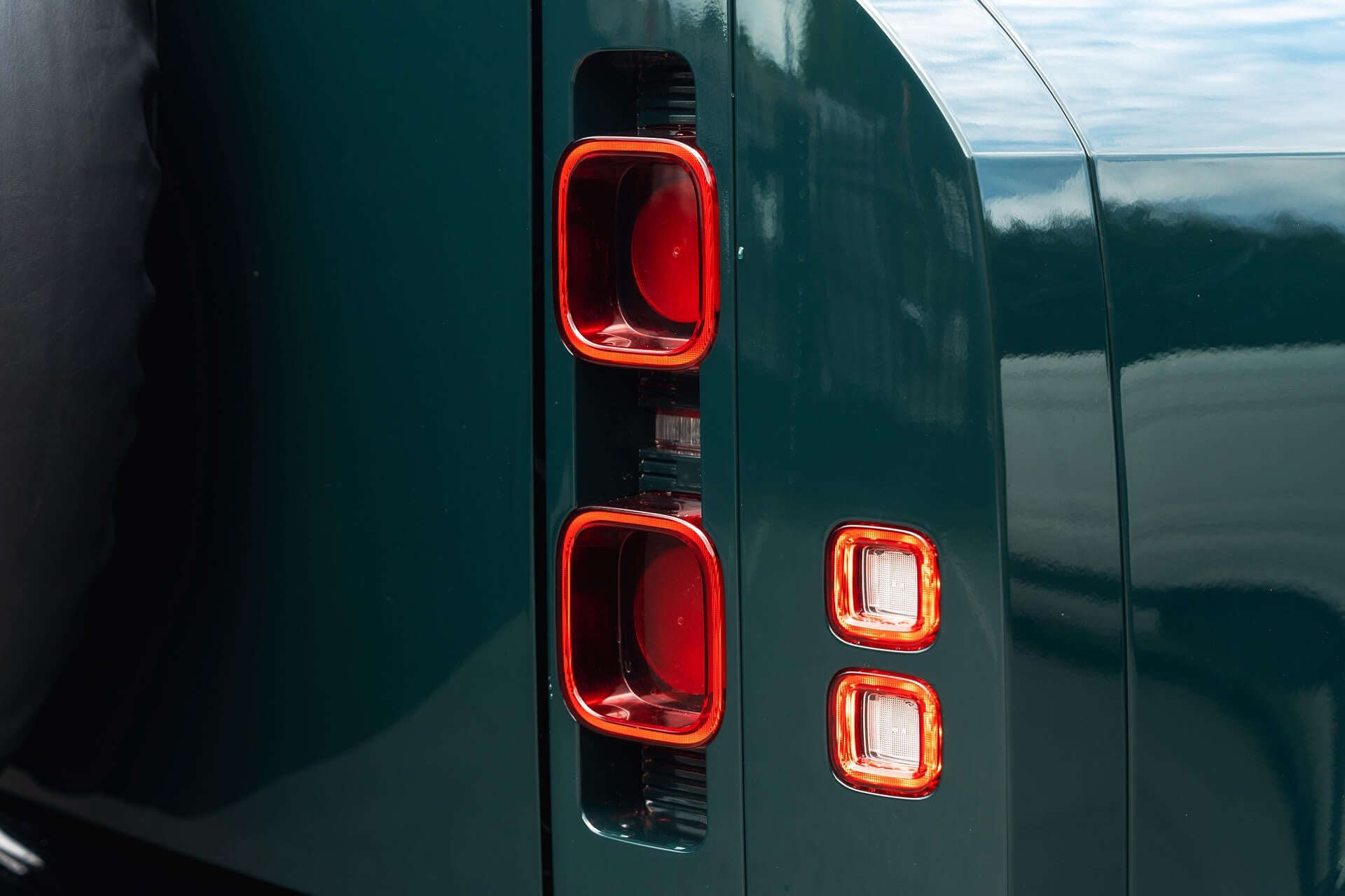 Land Rover Defender 90 P300SE - Heritage Gallery Image