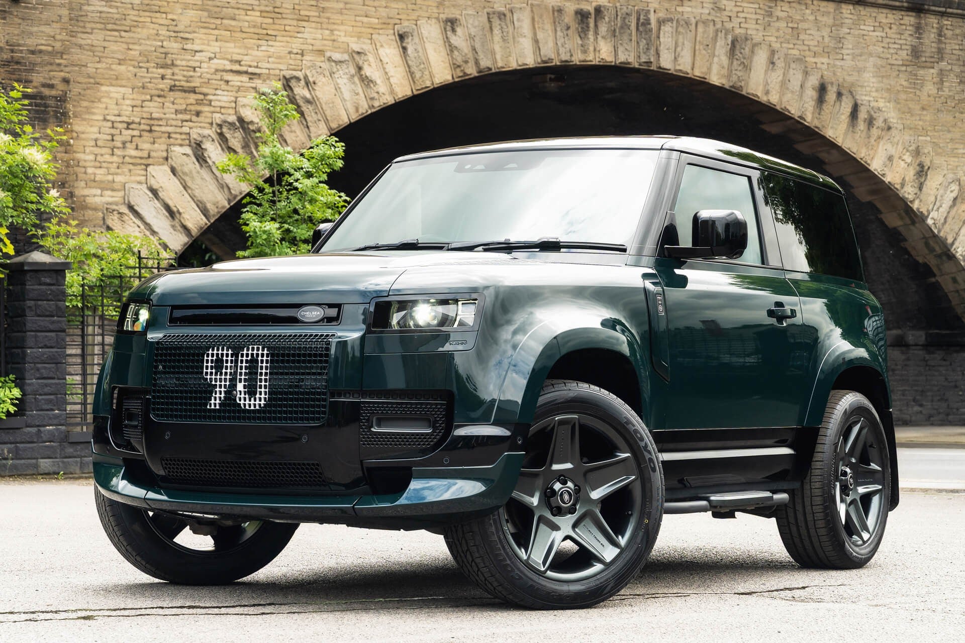 Land Rover Defender 90 P300SE - Heritage Gallery Image