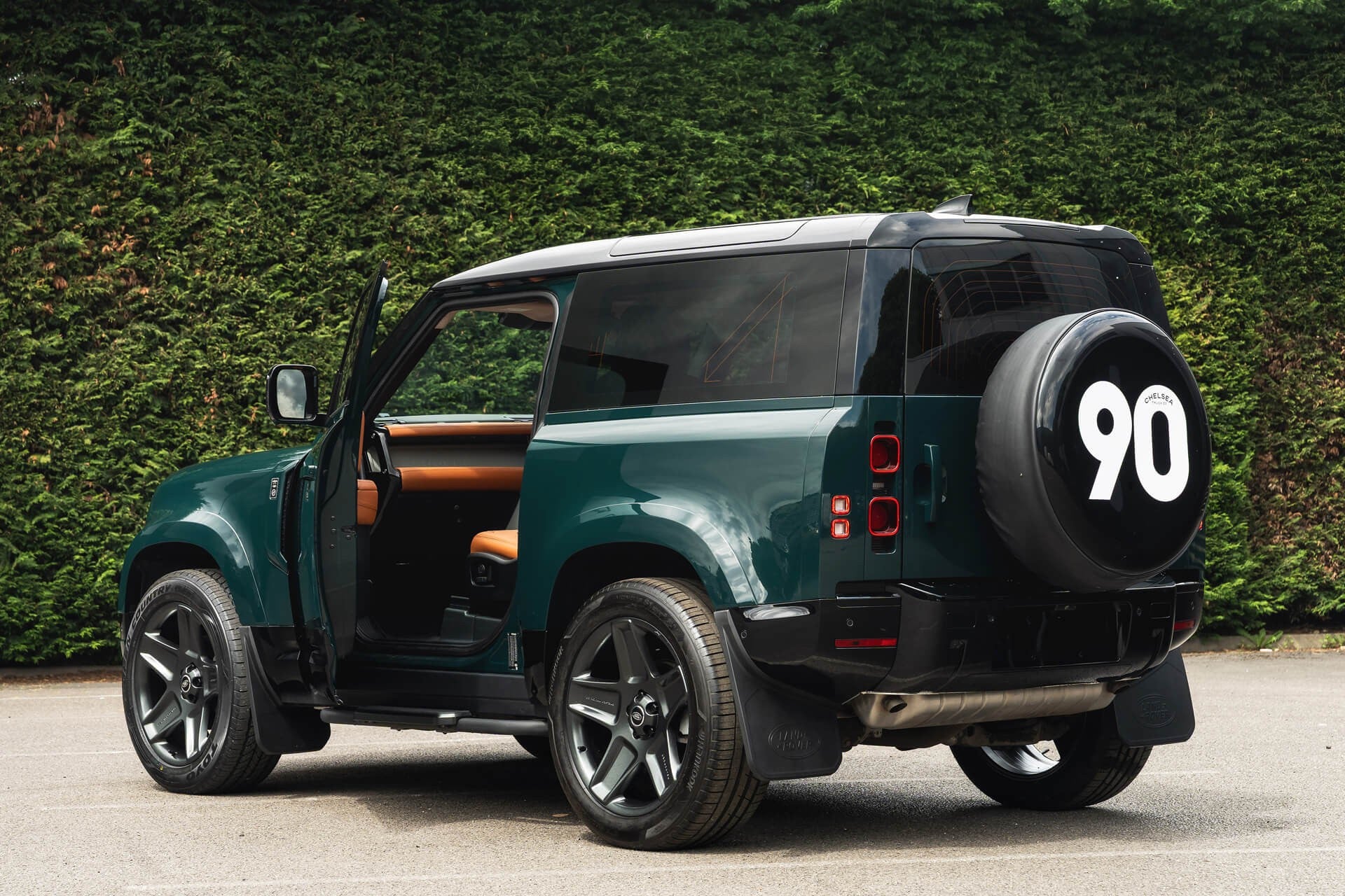 Land Rover Defender 90 P300SE - Heritage Gallery Image