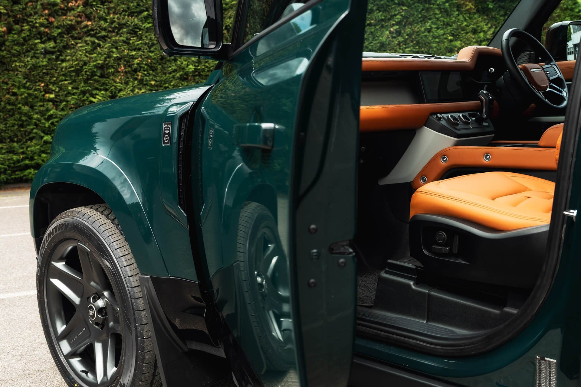 Land Rover Defender 90 P300SE - Heritage Gallery Image