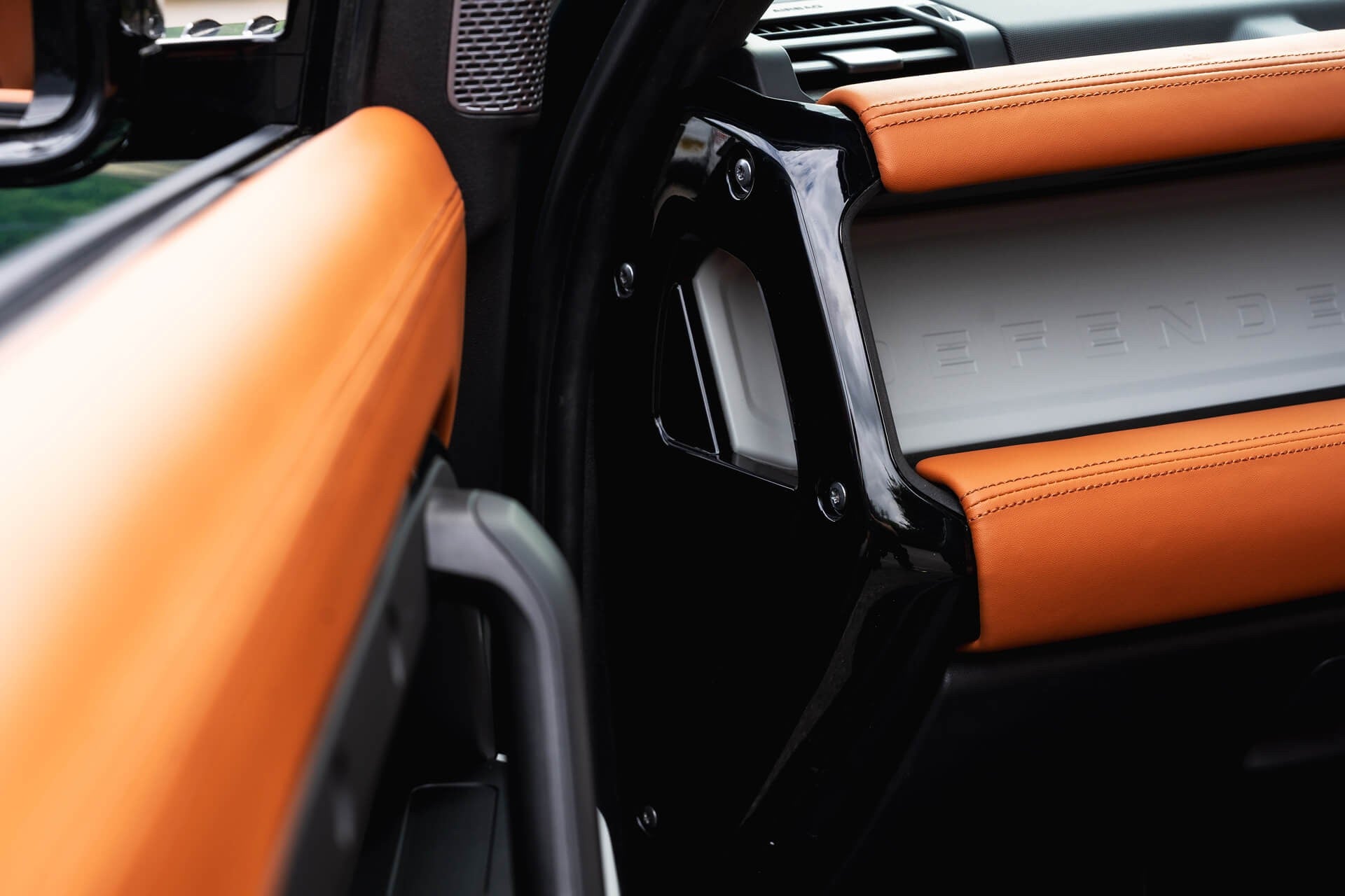 Land Rover Defender 90 P300SE - Heritage Gallery Image