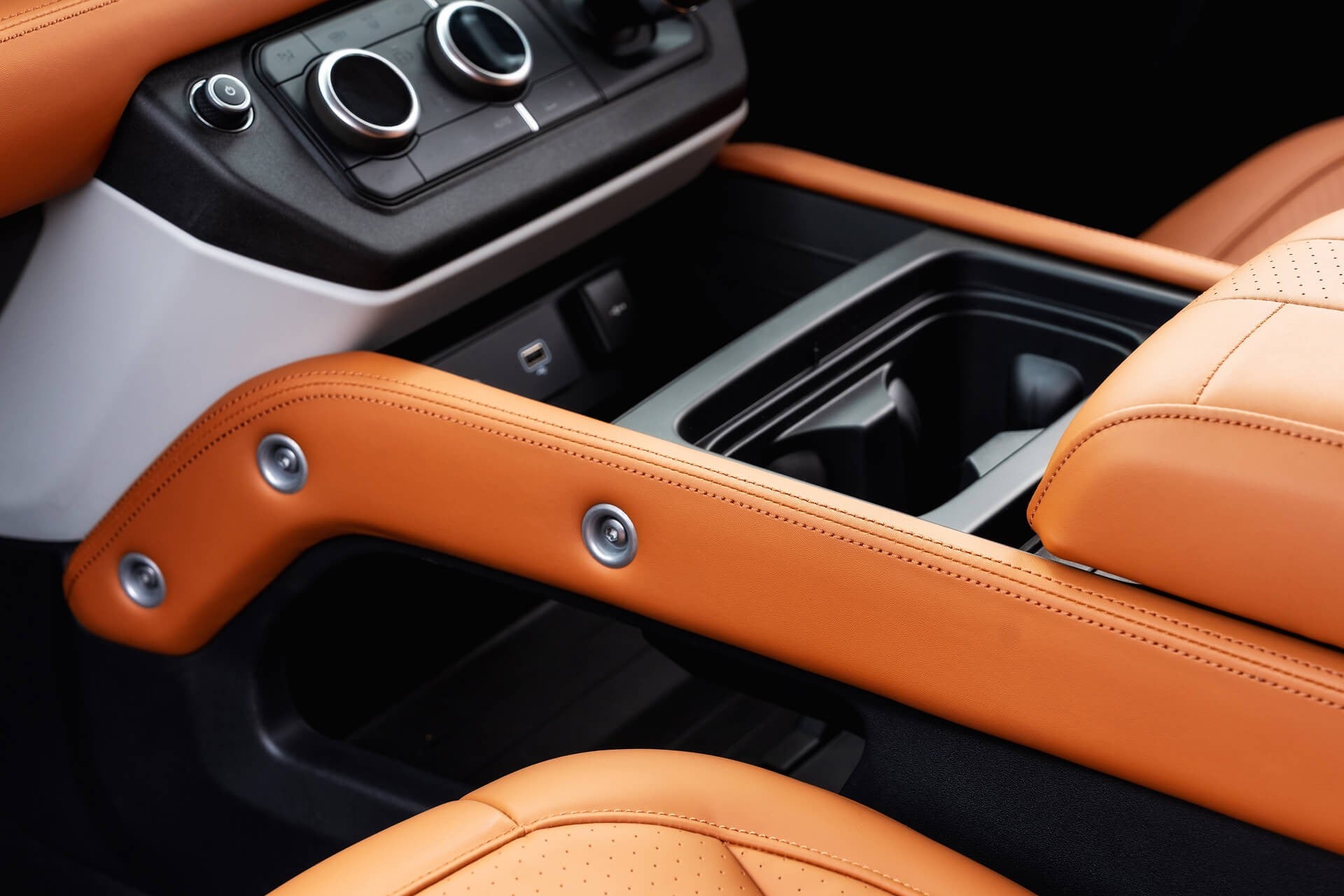 Land Rover Defender 90 P300SE - Heritage Gallery Image
