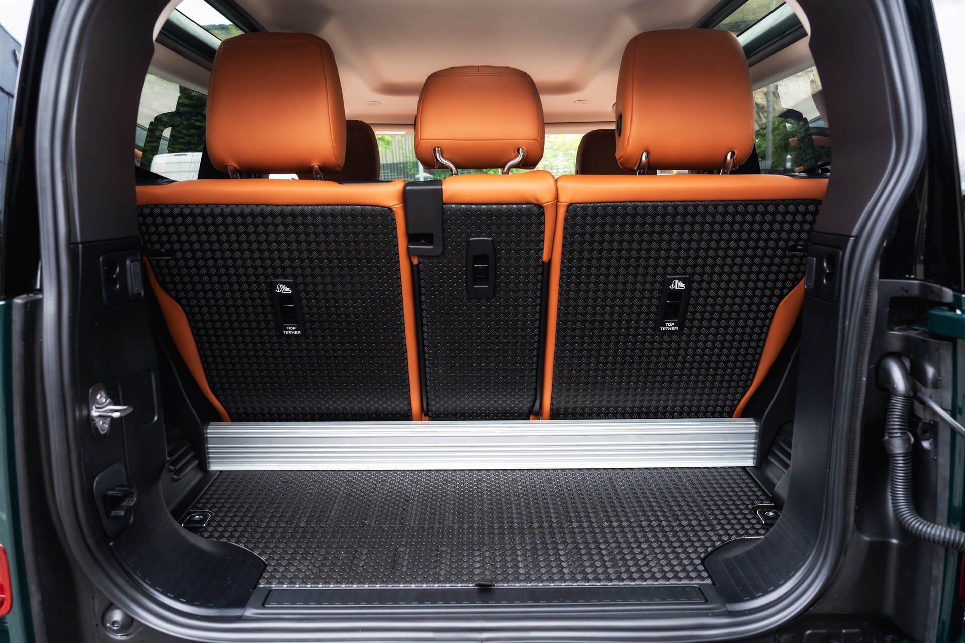 Land Rover Defender 90 P300SE - Heritage Gallery Image