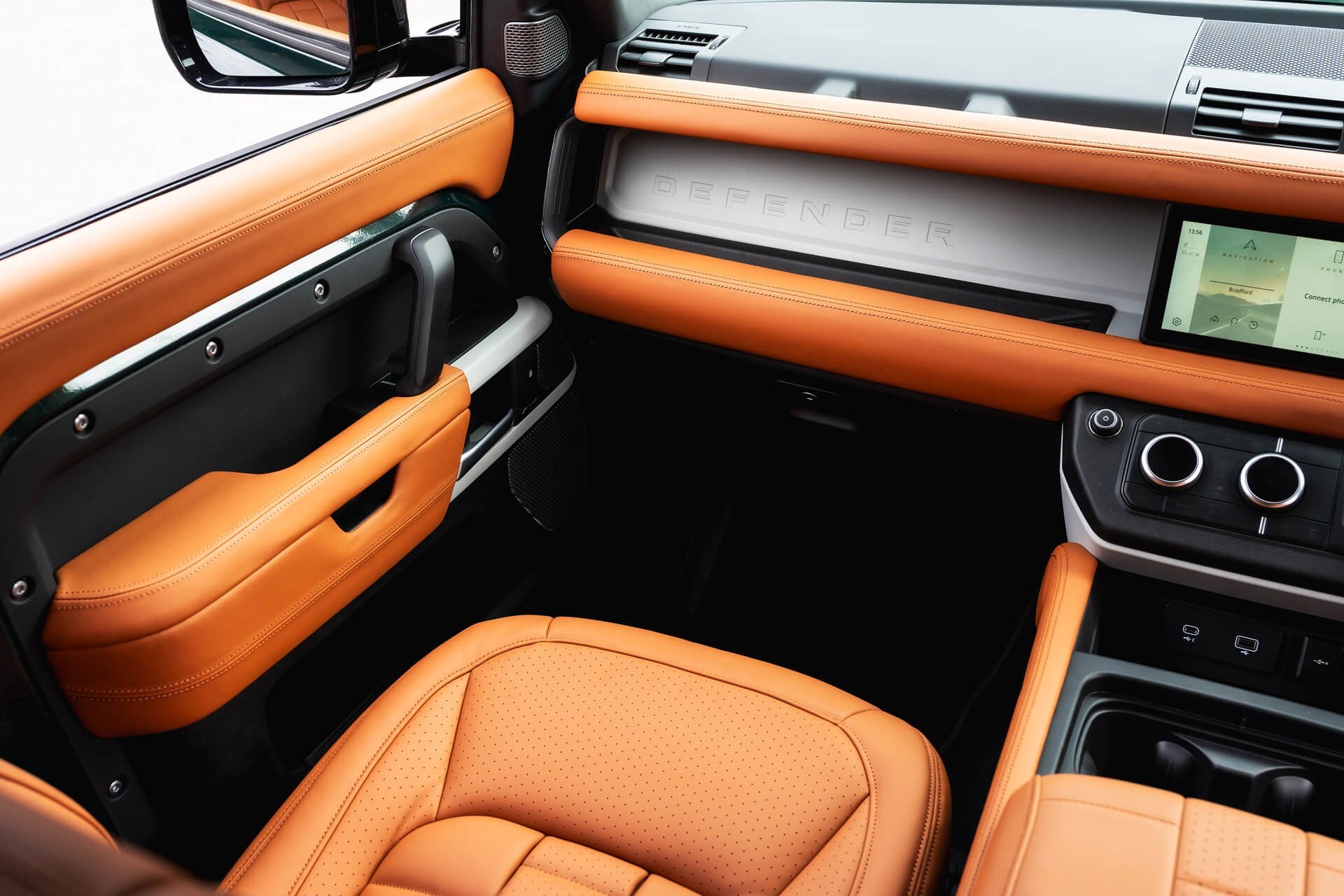 Land Rover Defender 90 P300SE - Heritage Gallery Image