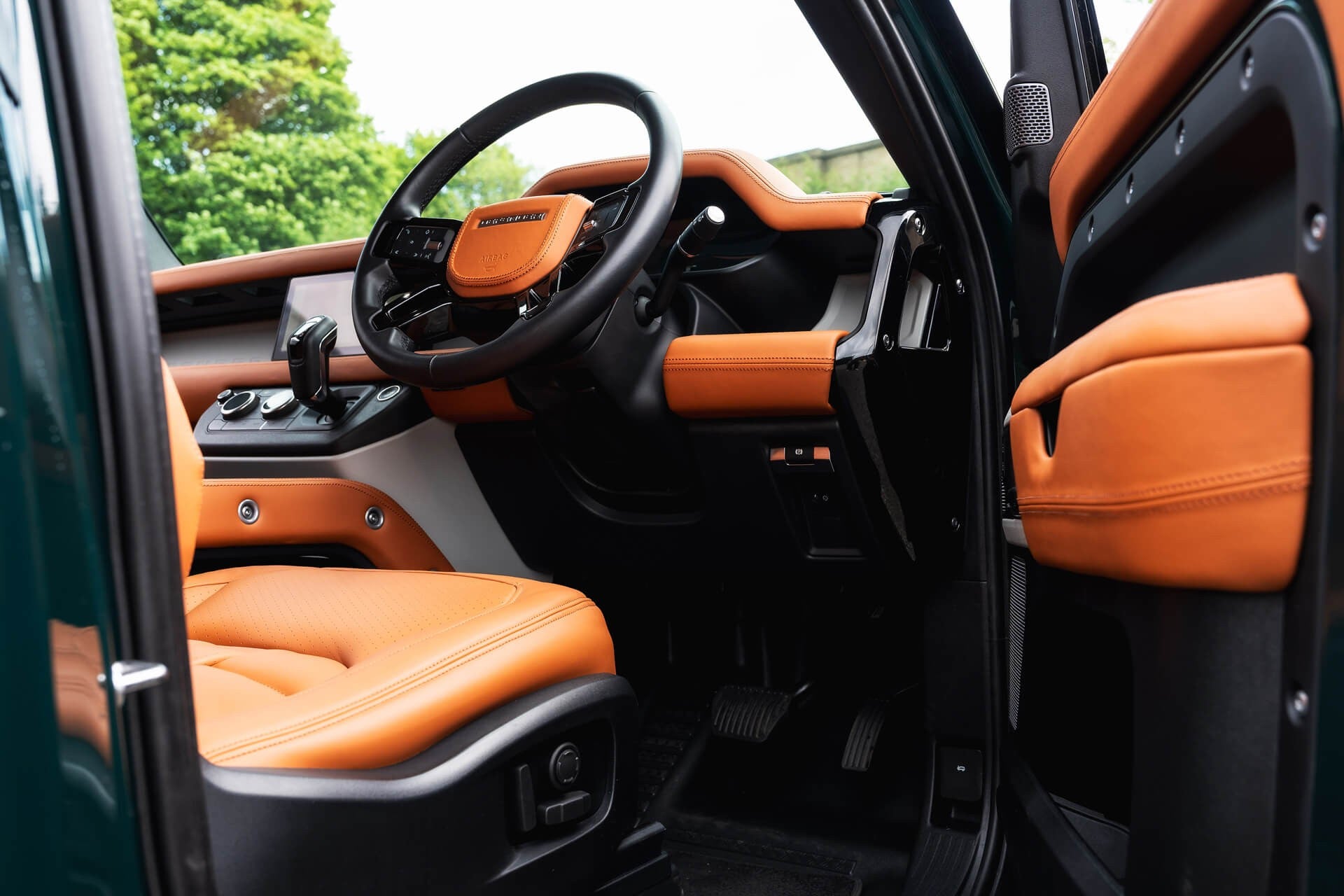 Land Rover Defender 90 P300SE - Heritage Gallery Image