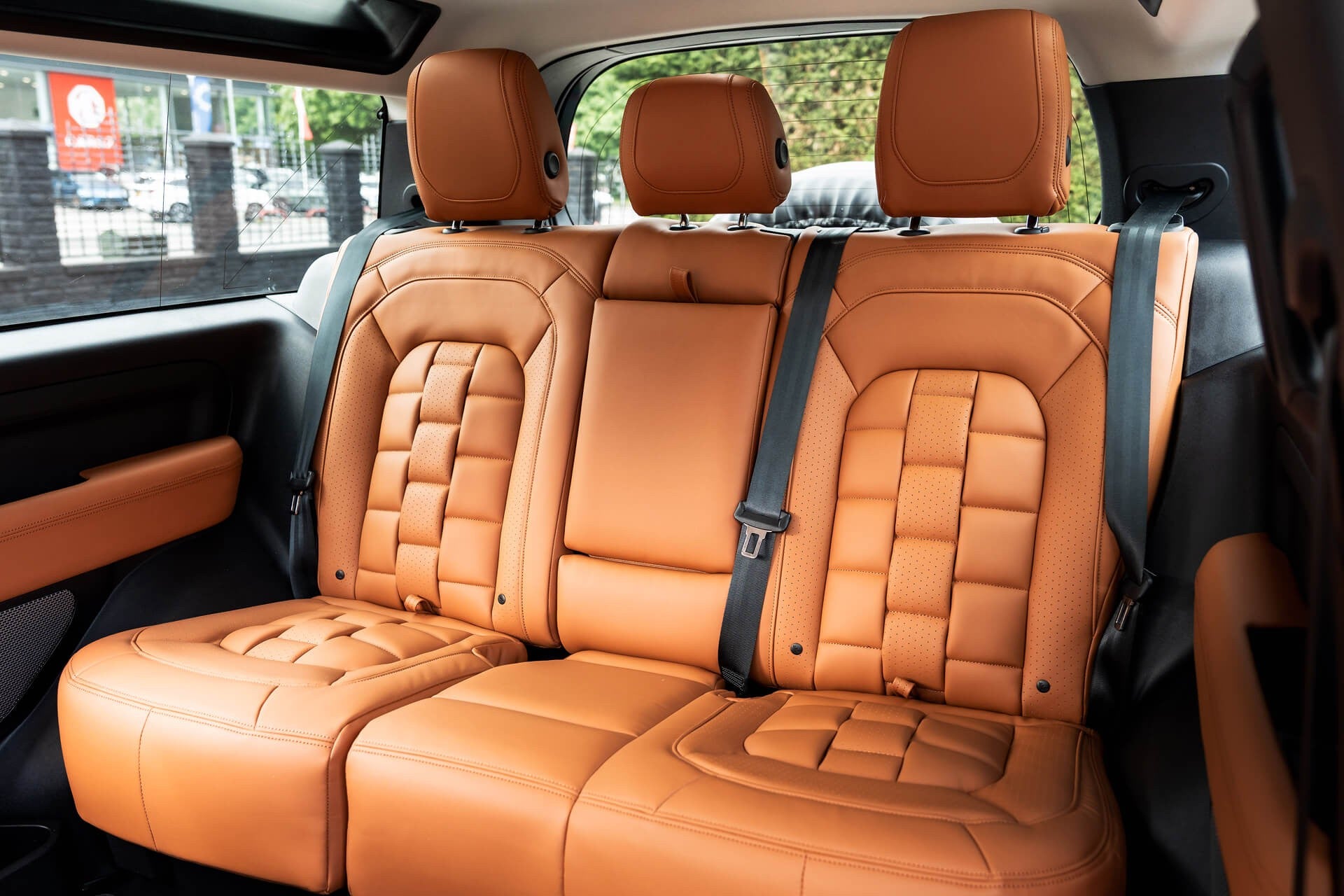 Land Rover Defender 90 P300SE - Heritage Gallery Image
