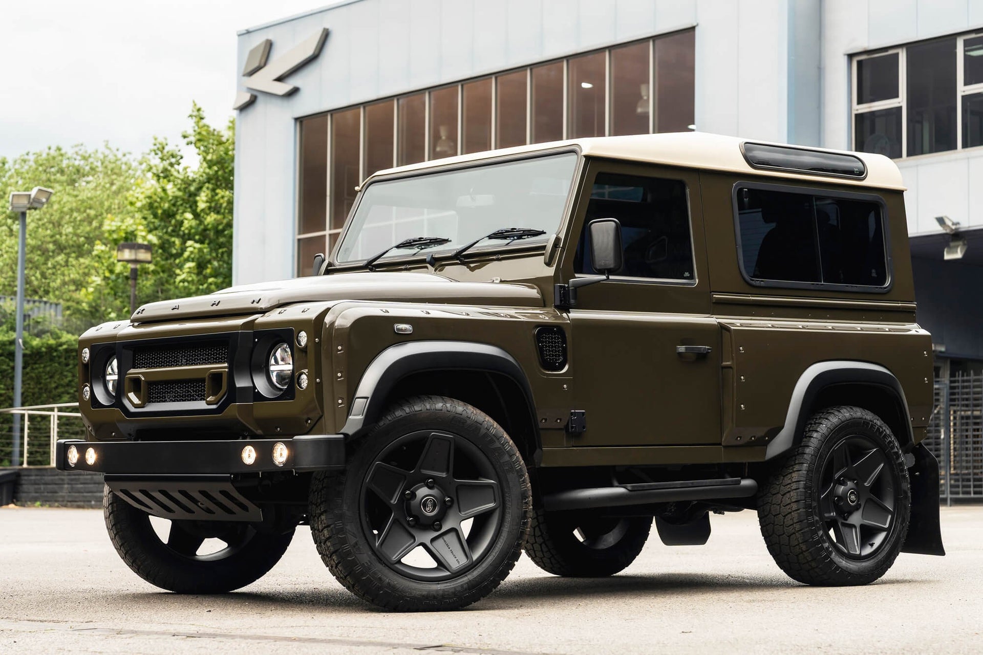 Land Rover Defender 90 2.2TDCi Gallery Image