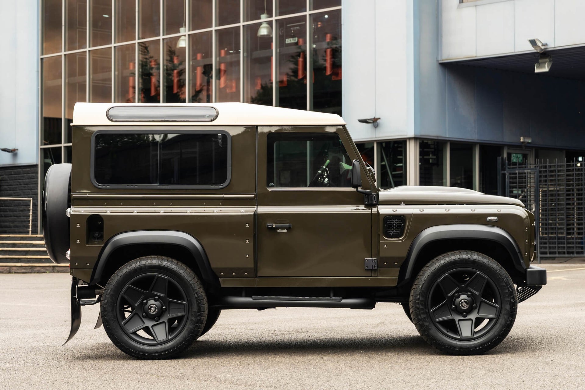 Land Rover Defender 90 2.2TDCi Gallery Image