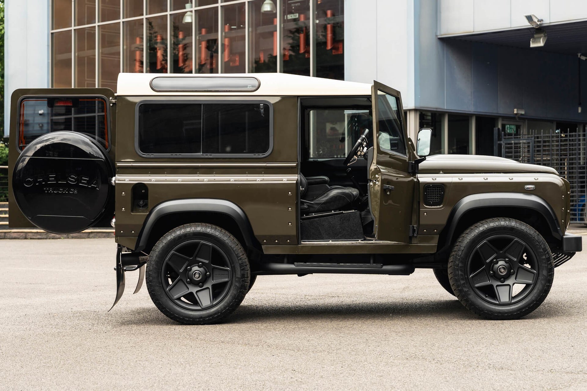 Land Rover Defender 90 2.2TDCi Gallery Image