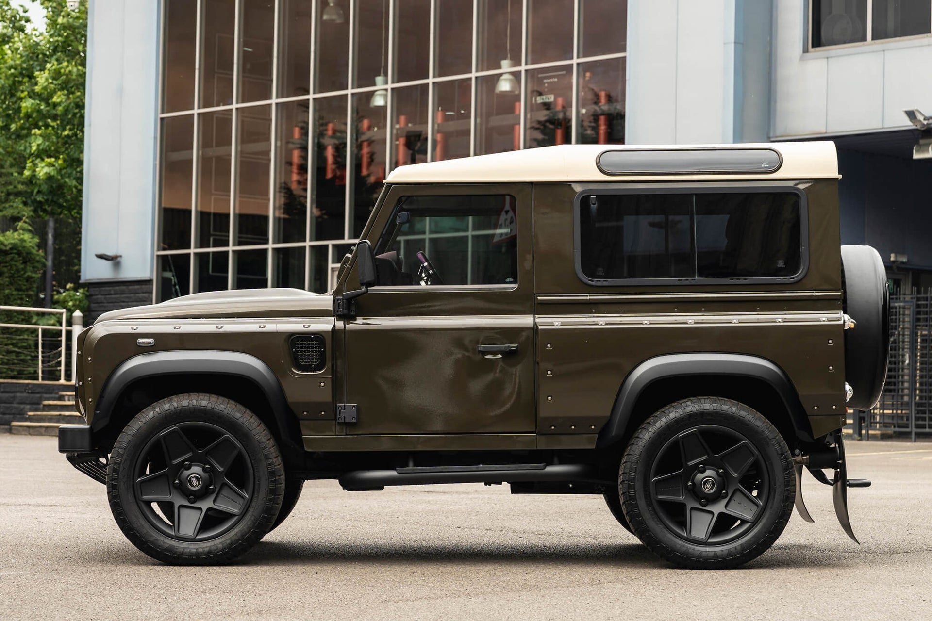 Land Rover Defender 90 2.2TDCi Gallery Image