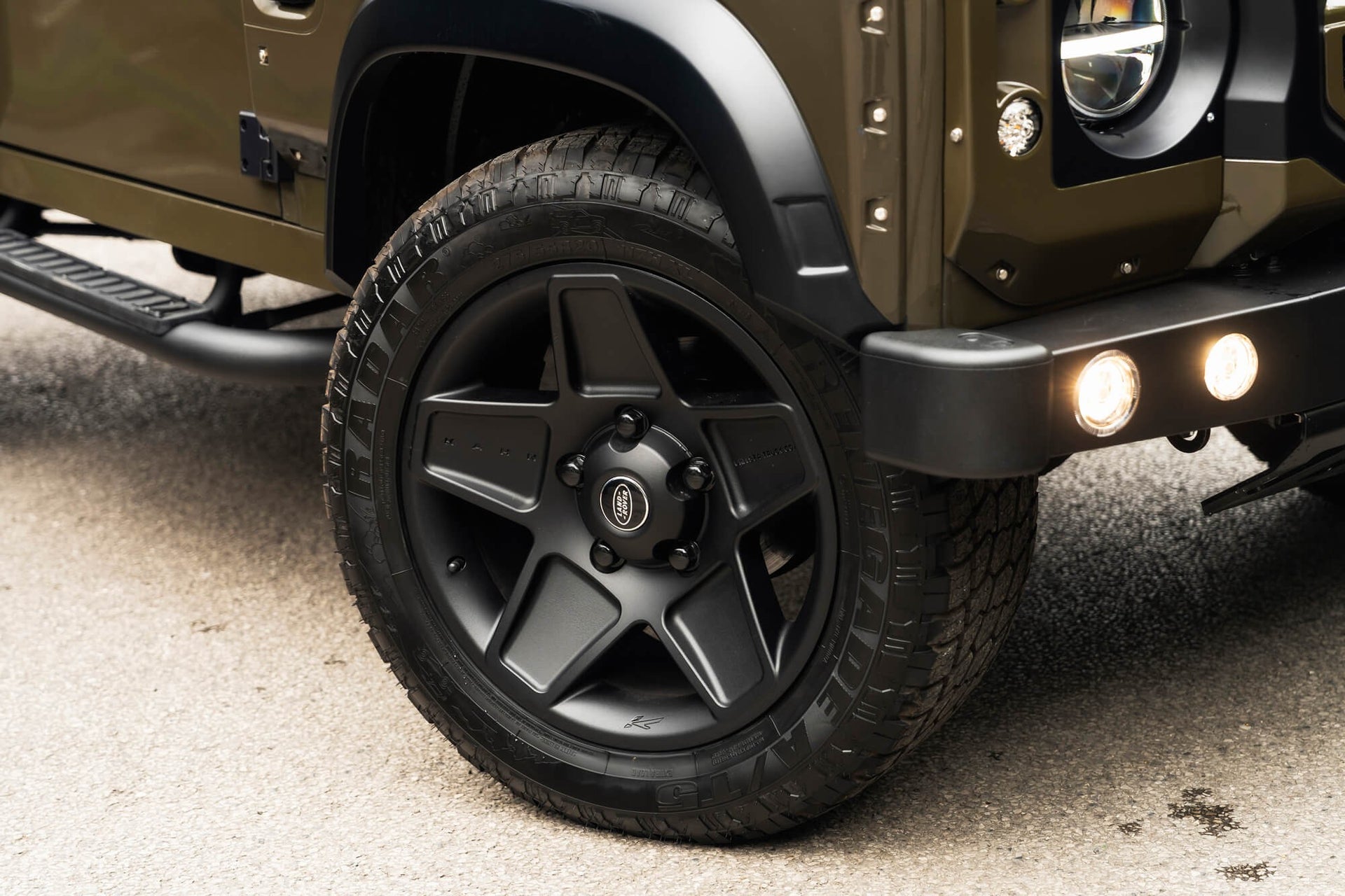 Land Rover Defender 90 2.2TDCi Gallery Image