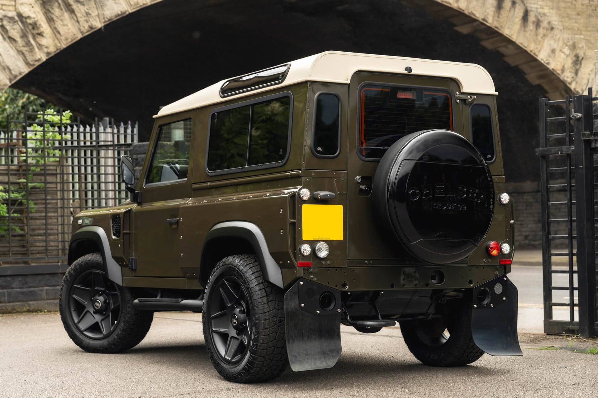 Land Rover Defender 90 2.2TDCi Gallery Image