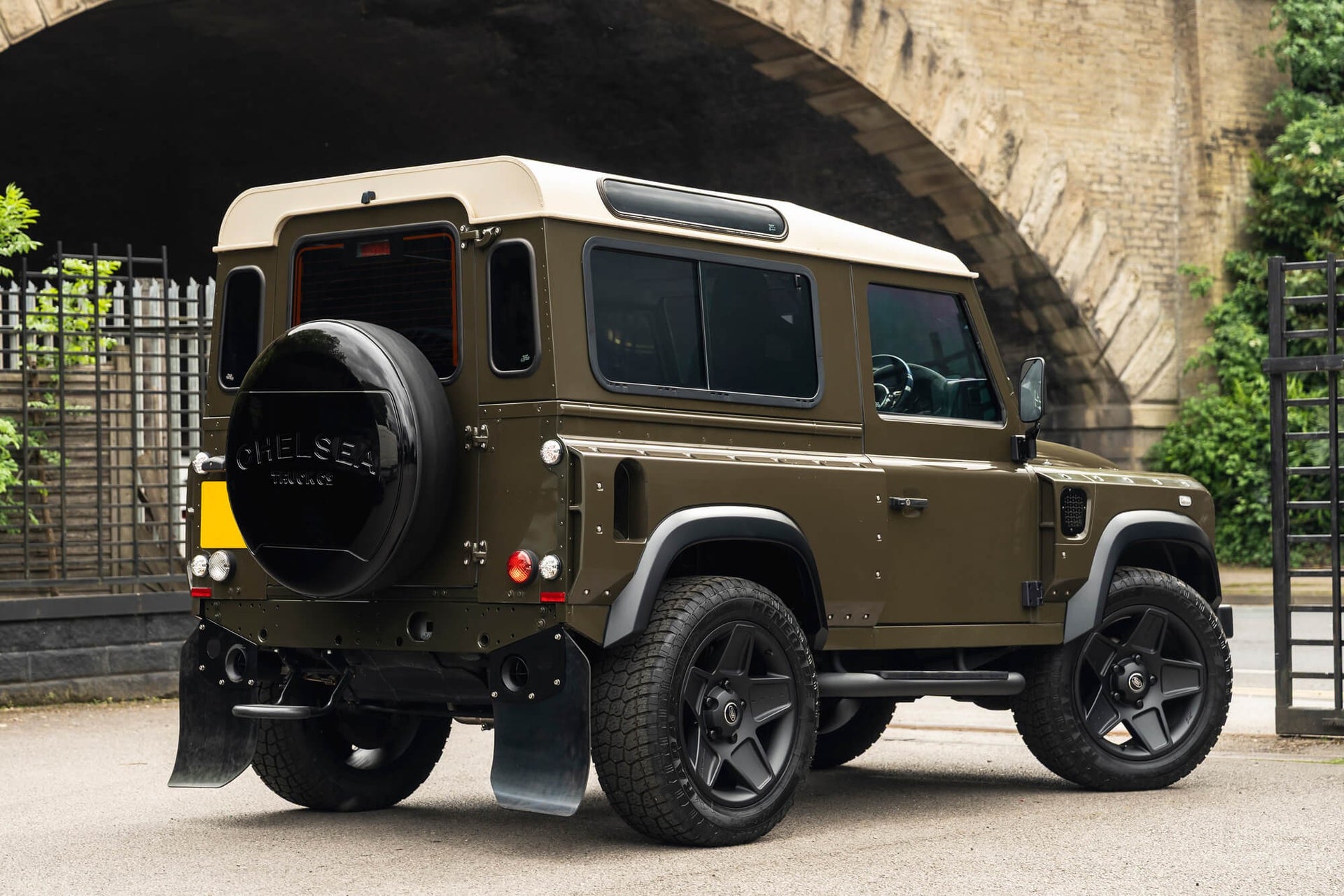 Land Rover Defender 90 2.2TDCi Gallery Image