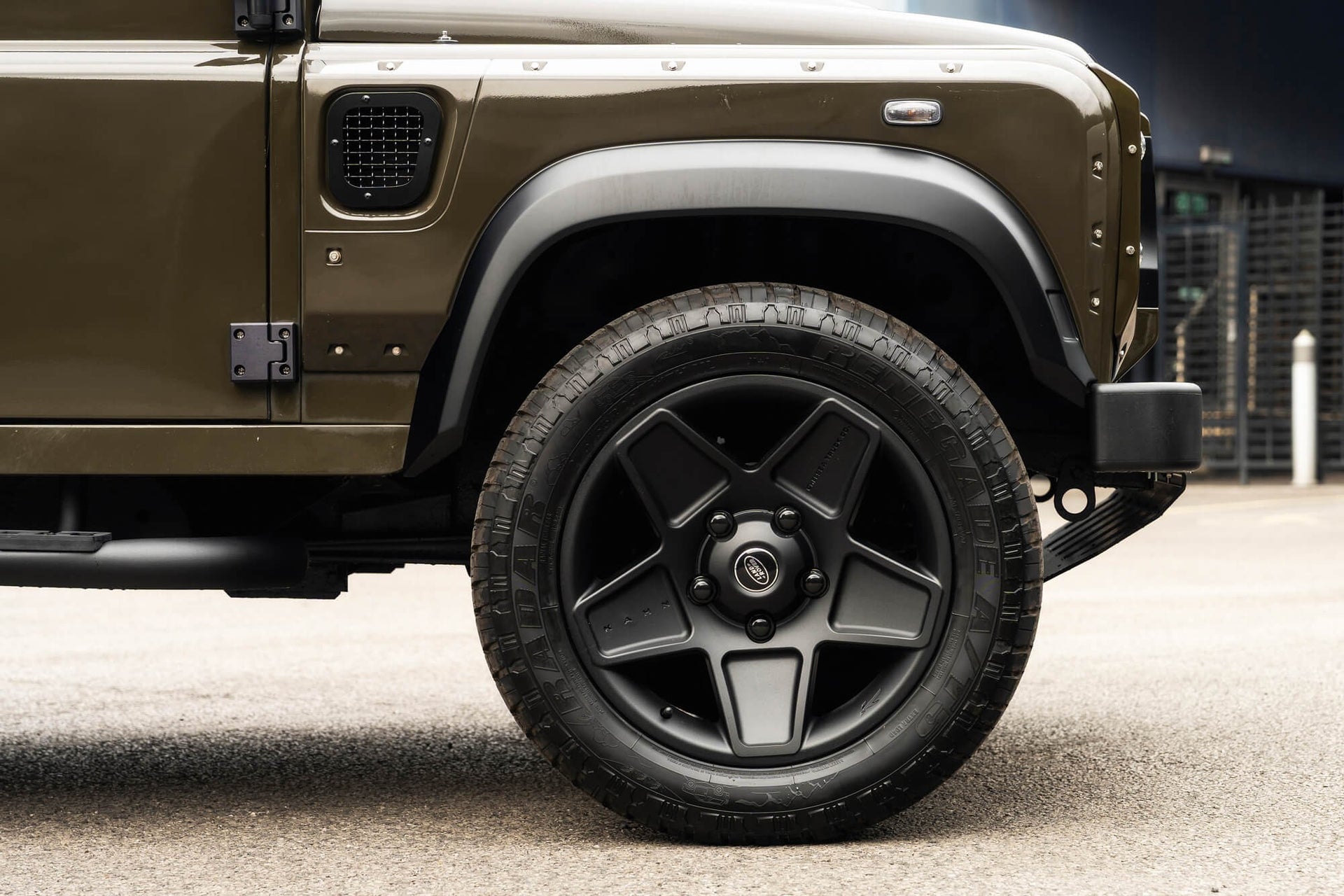Land Rover Defender 90 2.2TDCi Gallery Image