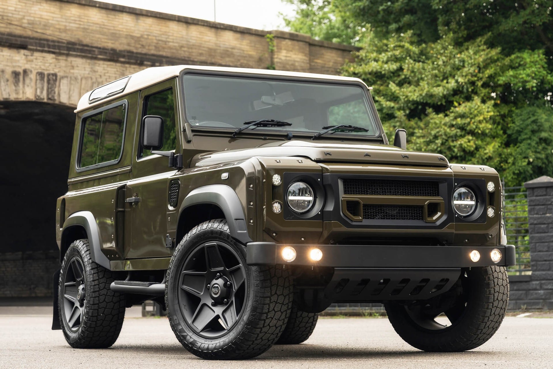 Land Rover Defender 90 2.2TDCi Gallery Image