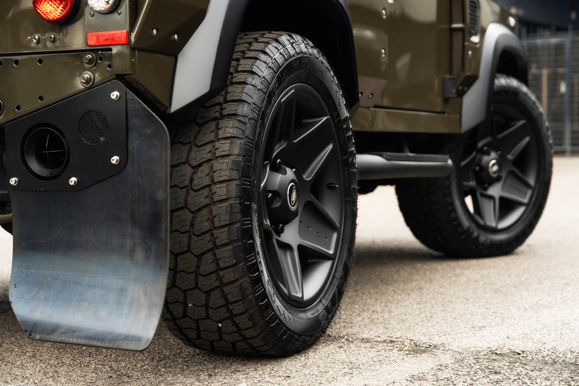 Land Rover Defender 90 2.2TDCi Gallery Image