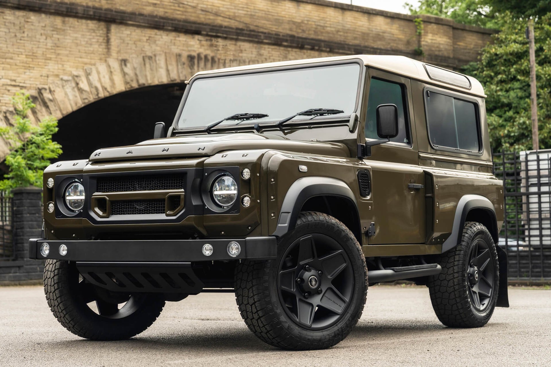Land Rover Defender 90 2.2TDCi Gallery Image