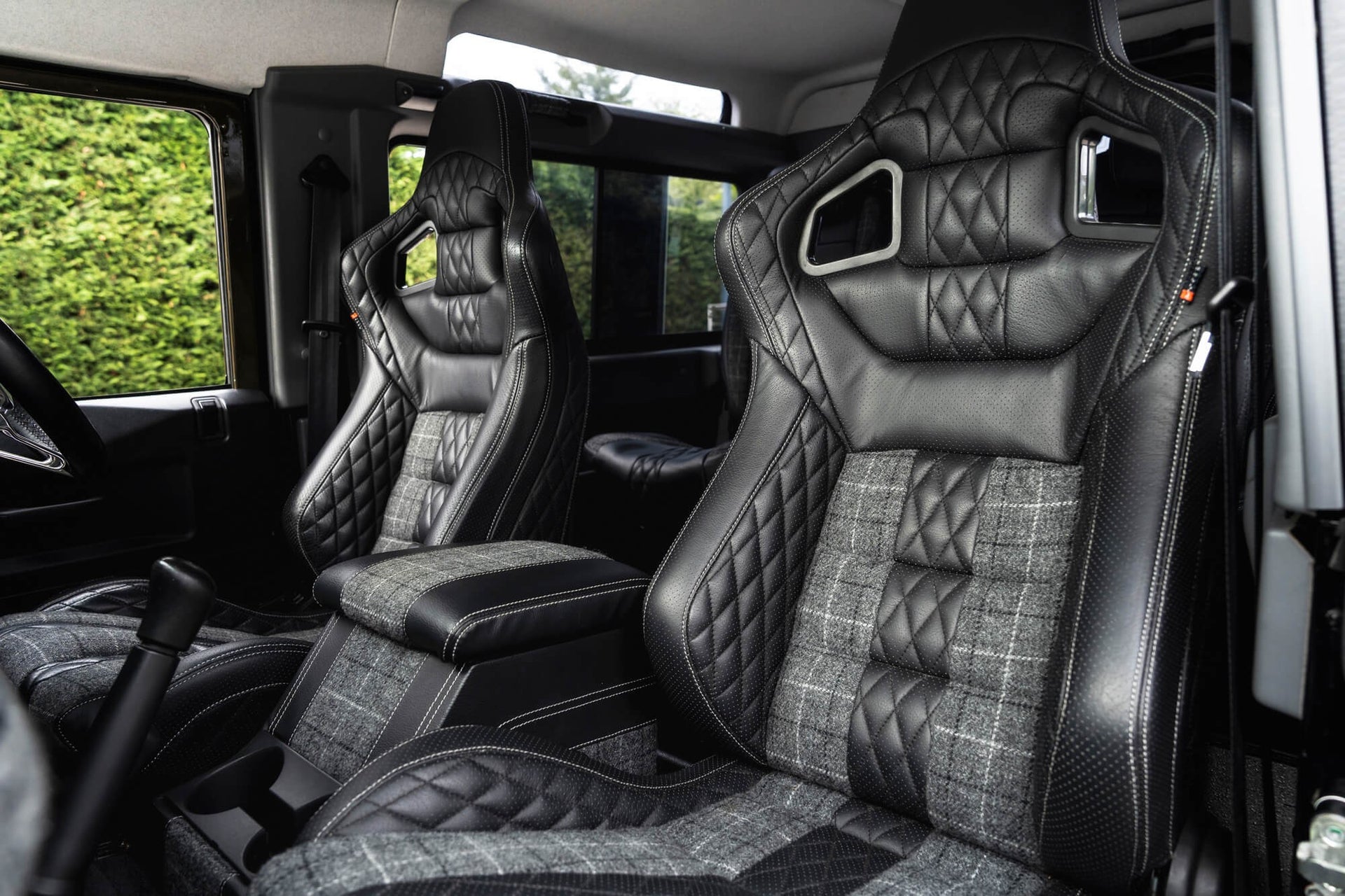 Land Rover Defender 90 2.2TDCi Gallery Image